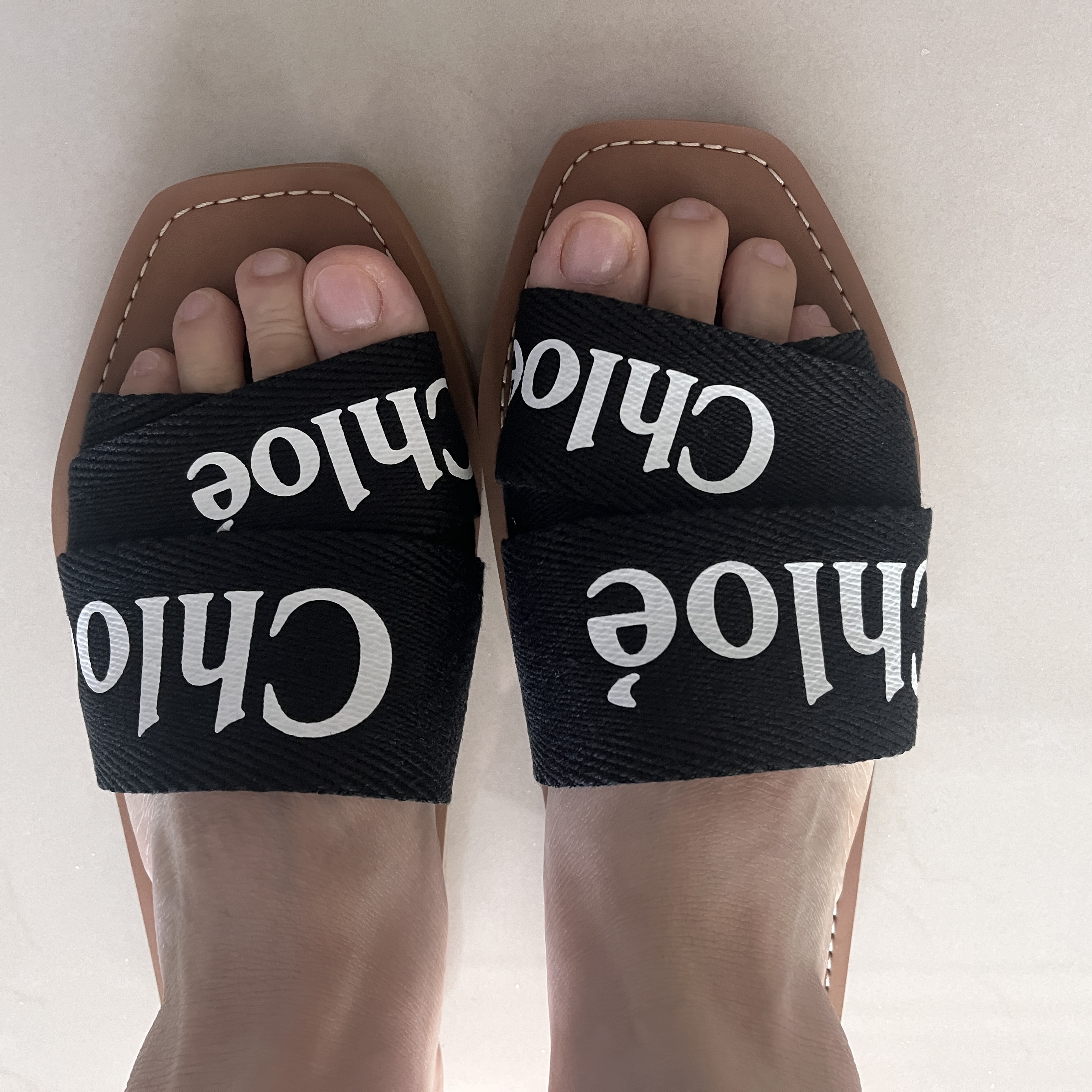 (W) Chloe Woody Flat Mule Black 착용 스타일 - 2