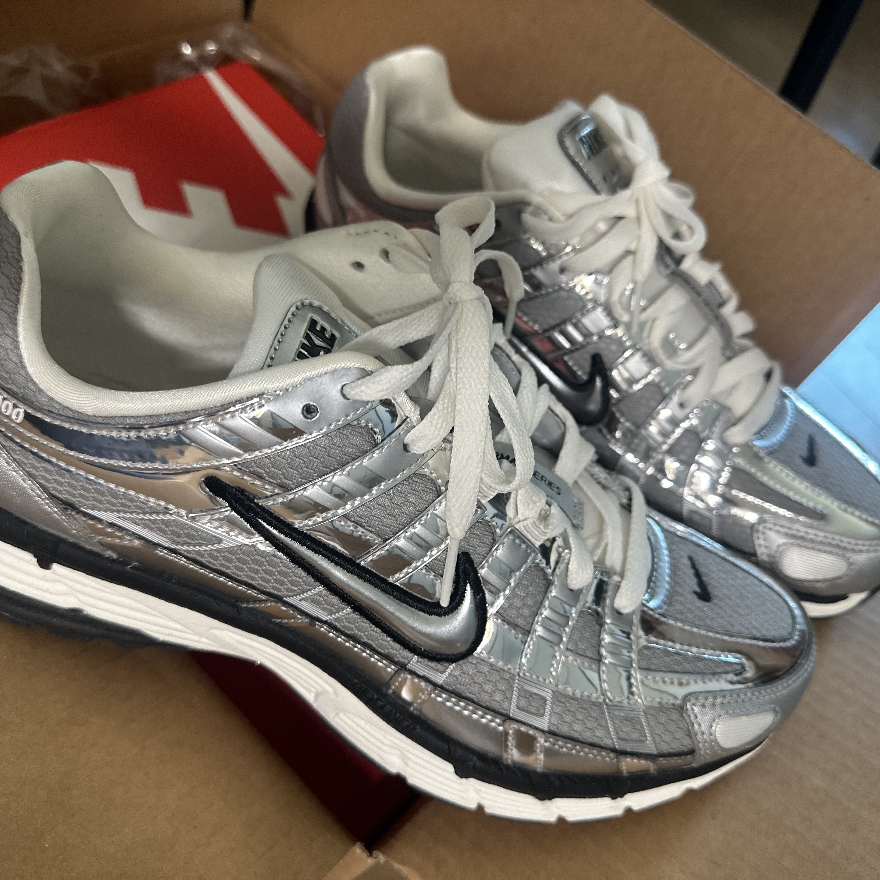 Nike P-6000 Metallic Silver 착용 스타일