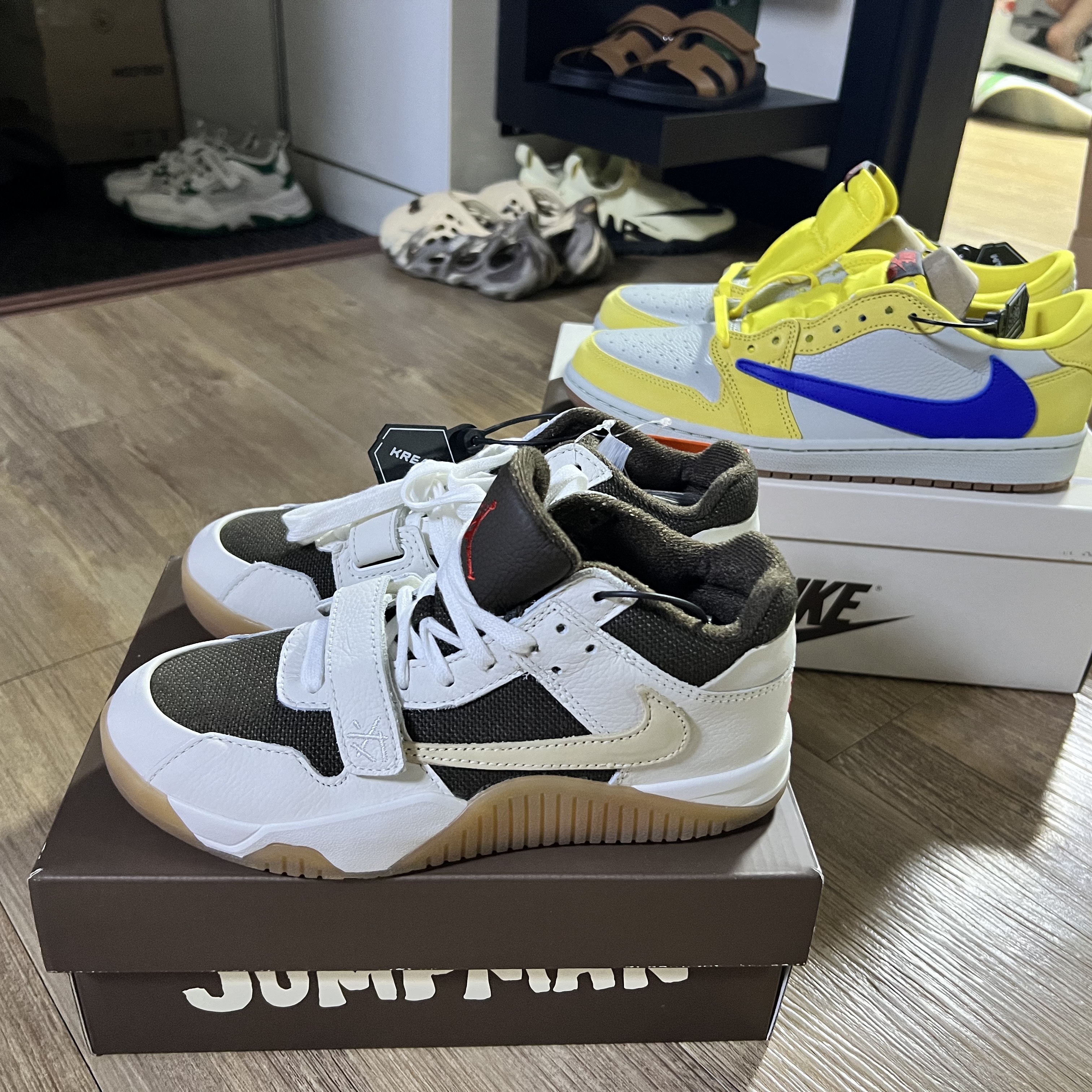 (W) Jordan 1 x Travis Scott Retro Low OG SP Canary 착용 스타일 - 4