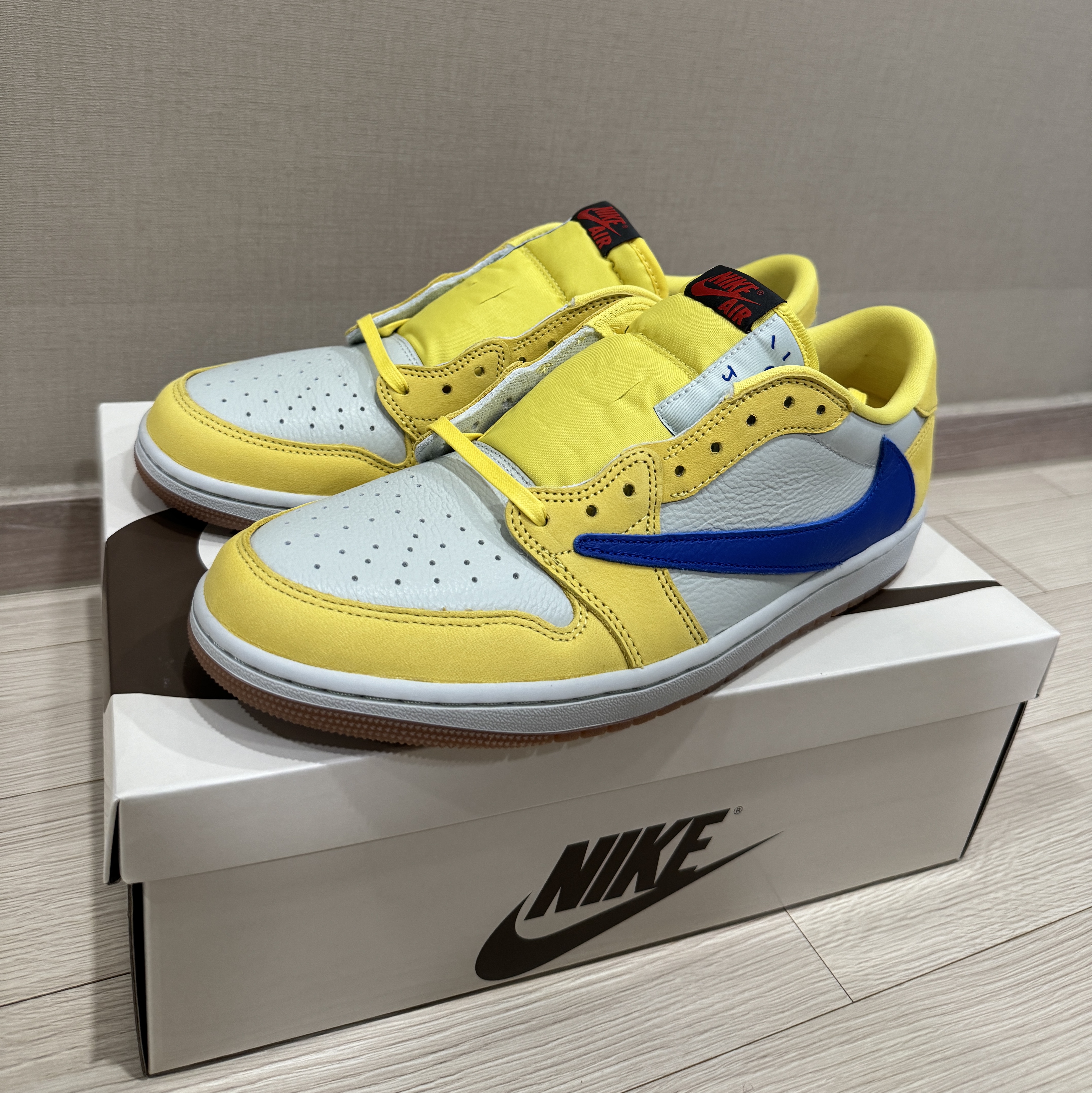 (W) Jordan 1 x Travis Scott Retro Low OG SP Canary 착용 스타일