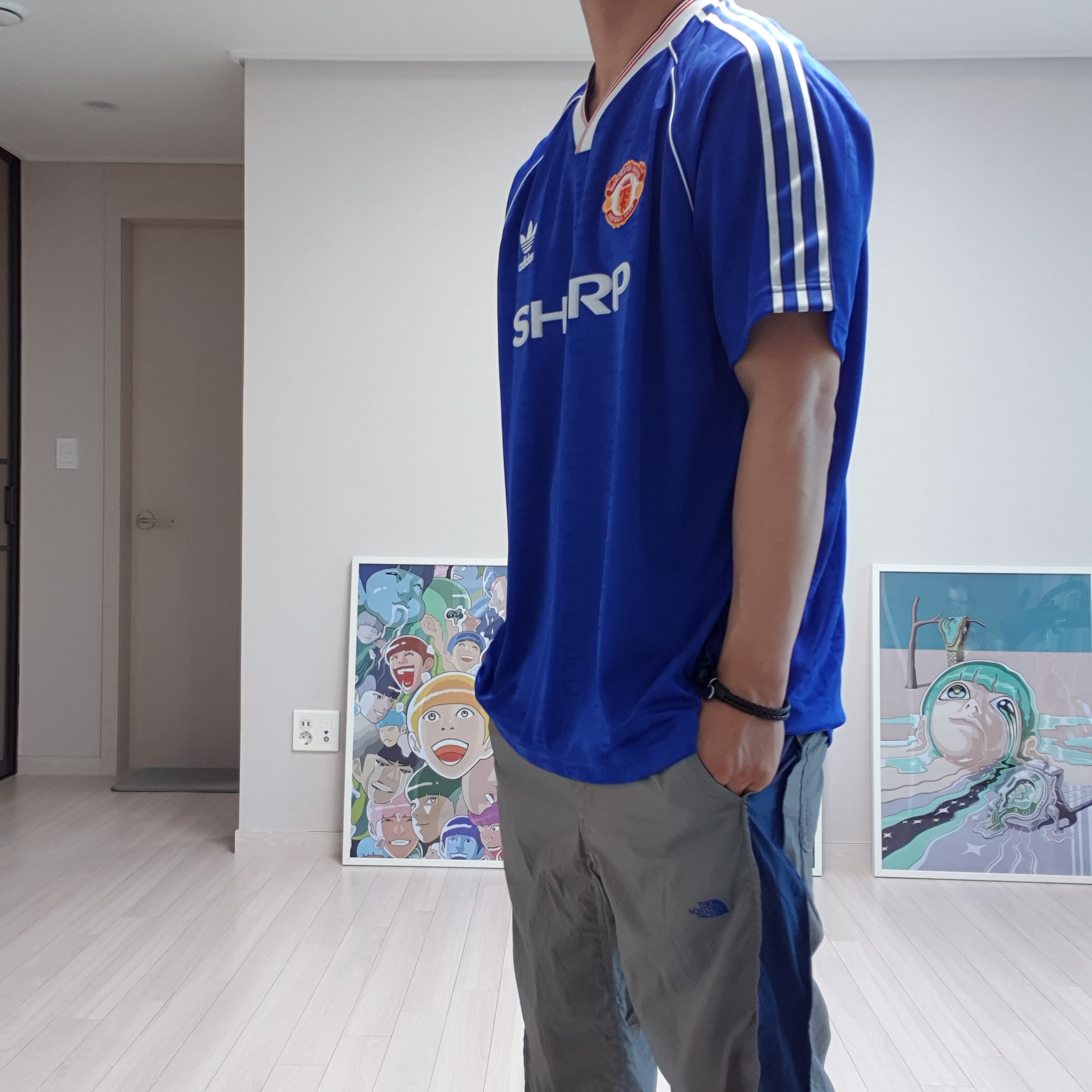 Adidas Manchester United 1988/90 Jersey Collegiate Royal - US Sizing, Puma AC Milan 2023/24 Home Jersey For All Time Red (Non Marking Ver.) 착용 스타일 - 2