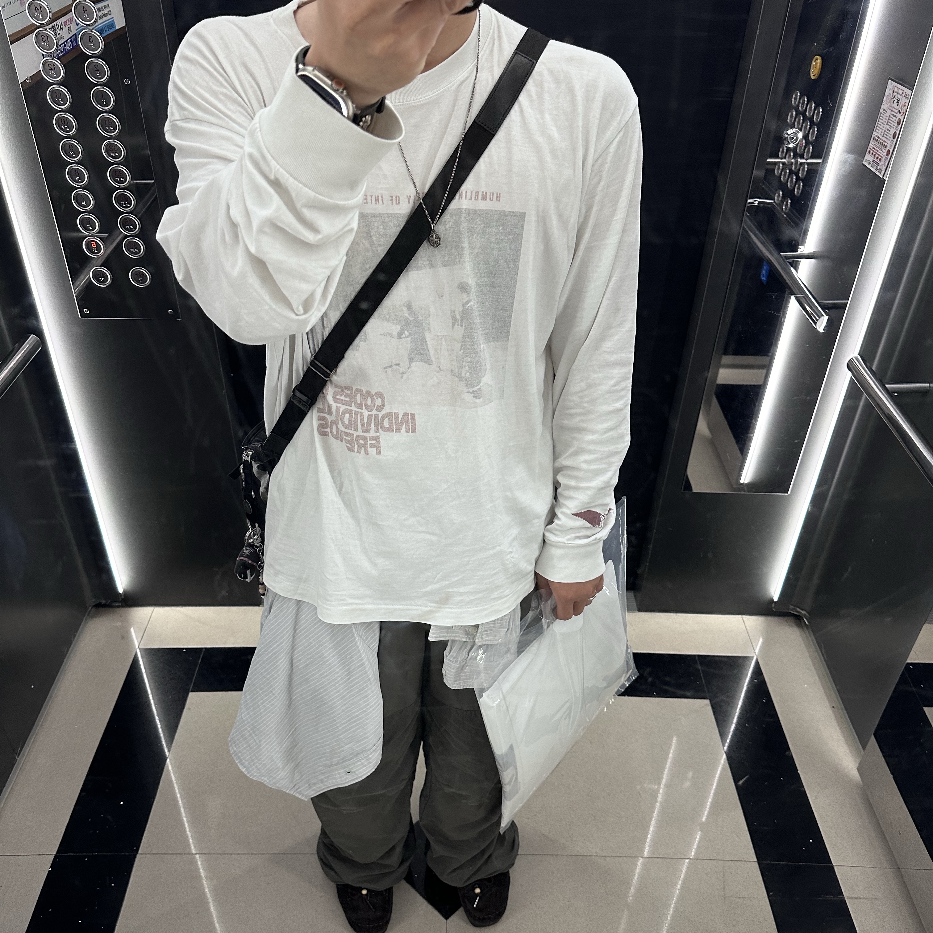 폴리테루 x 노매뉴얼 워시드 나일론 팬츠 카키, 폴리테루 카프백 블랙 램스킨 착용 스타일 - 1