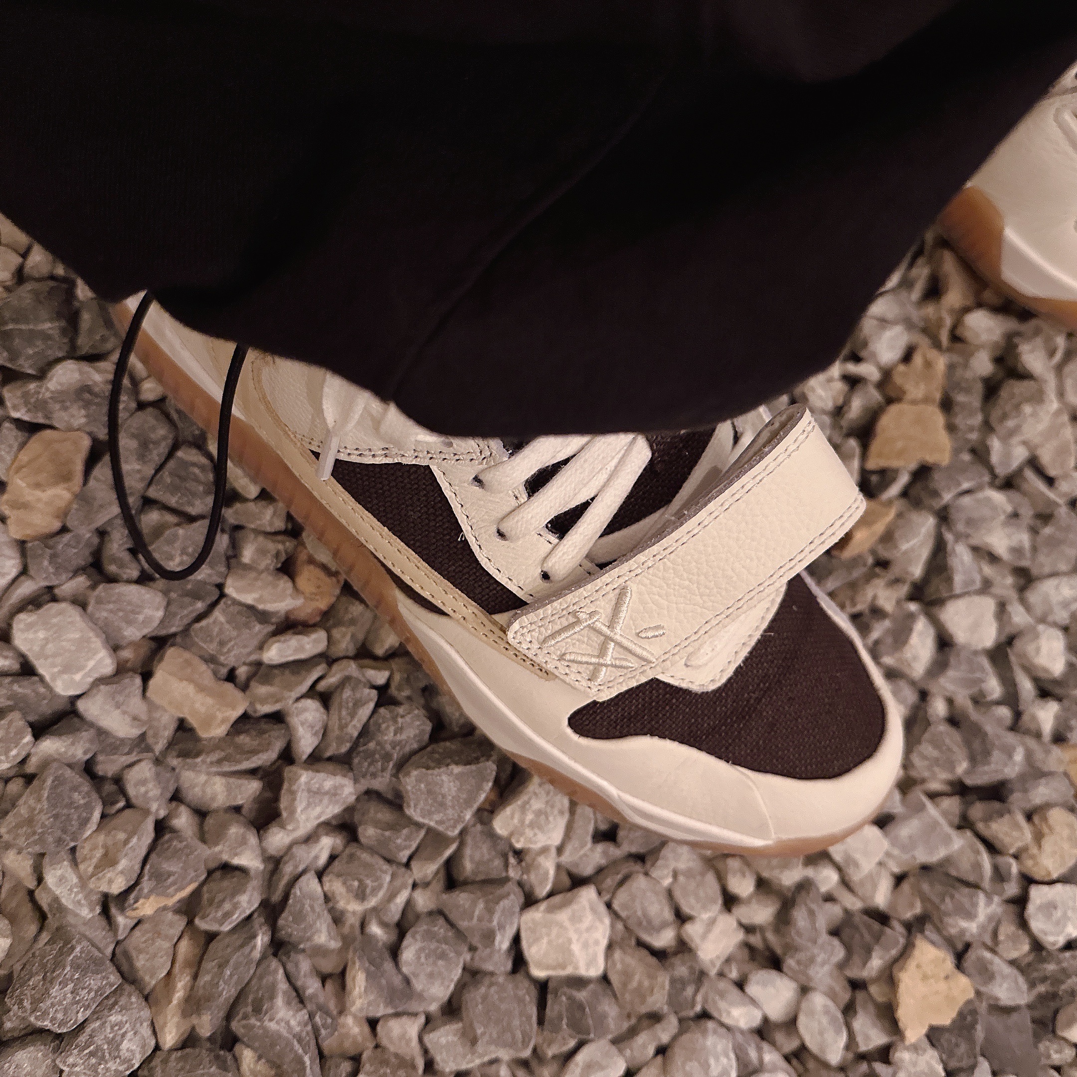 Jordan x Travis Scott Jumpman Jack TR Sail and Dark Mocha, Polyteru Human Index Index Cargo Pants Black 착용 스타일 - 3