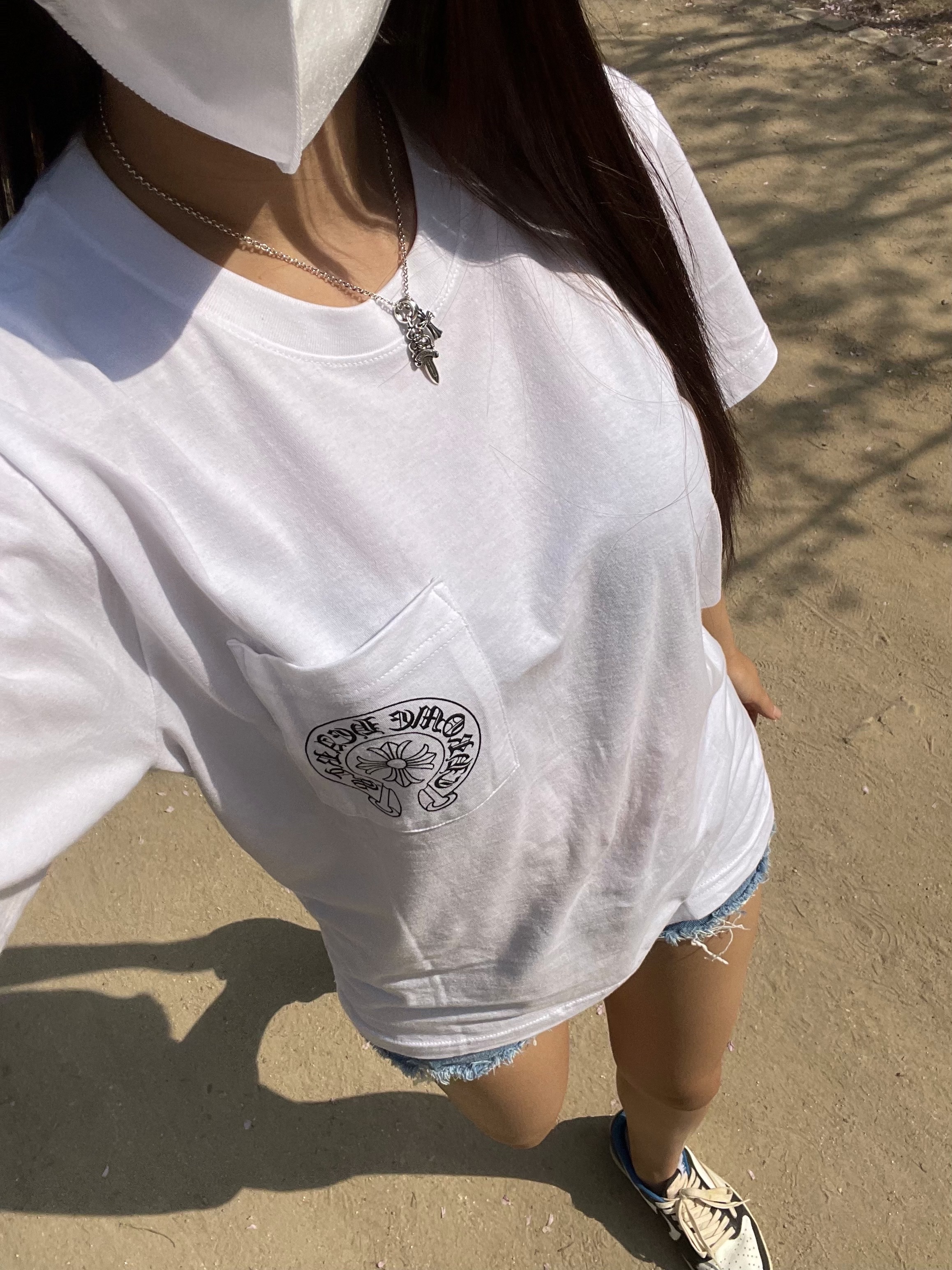 Chrome Hearts Horseshoe Logo Pocket T-Shirt White, Jordan 1 x Travis Scott x Fragment Retro Low OG SP Military Blue 착용 스타일 - 1
