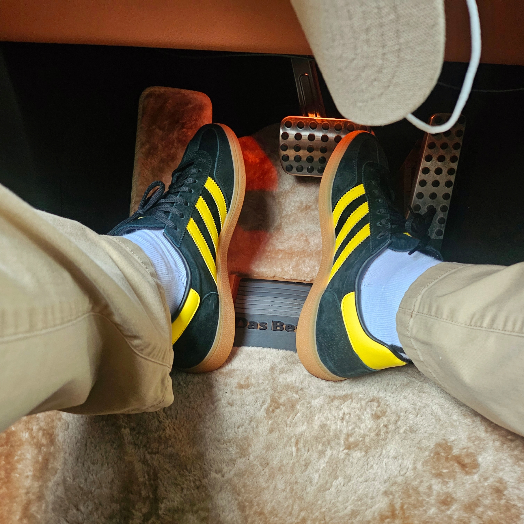 Adidas Spezial Handball Core Black Yellow 착용 스타일