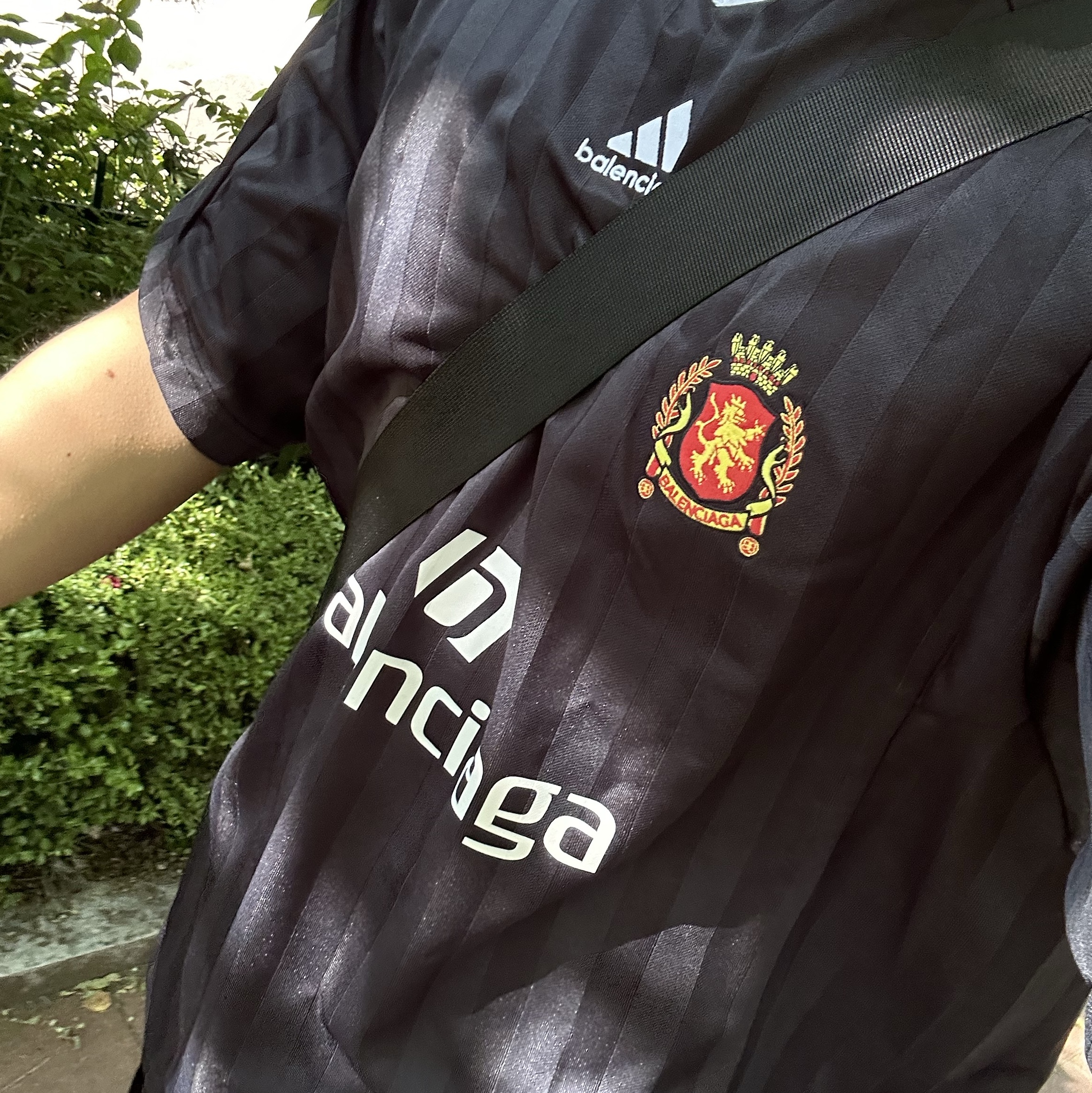Balenciaga x Adidas Oversized Football T-Shirt Black 착용 스타일