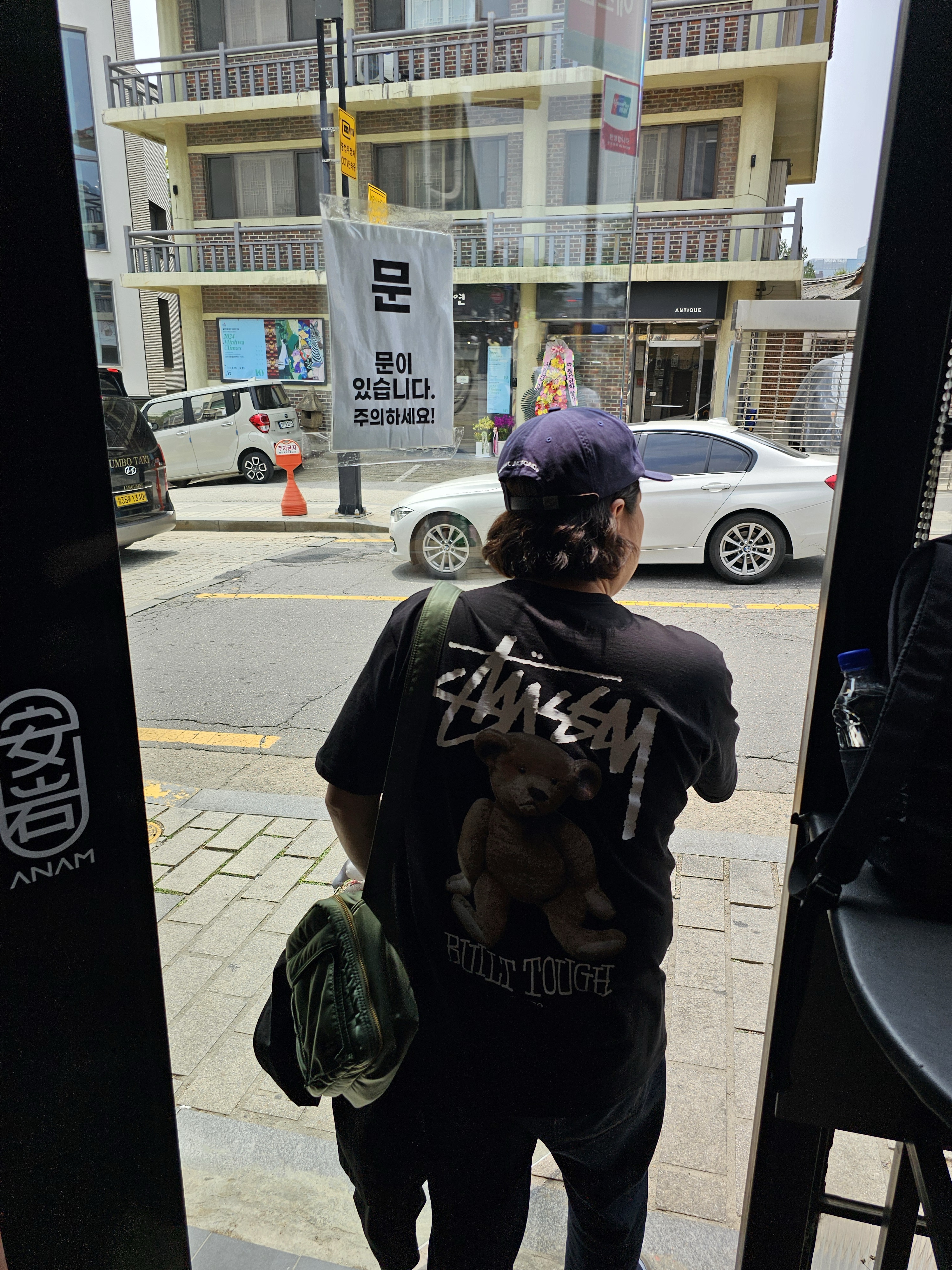 스투시 빌트 터프 티셔츠 블랙, 포터 탱커 숄더백 라지 세이지 그린 착용 스타일 - 3