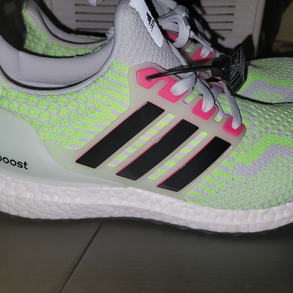Adidas Ultraboost 5.0 DNA Dash Grey Signal Green 착용 스타일 - 2