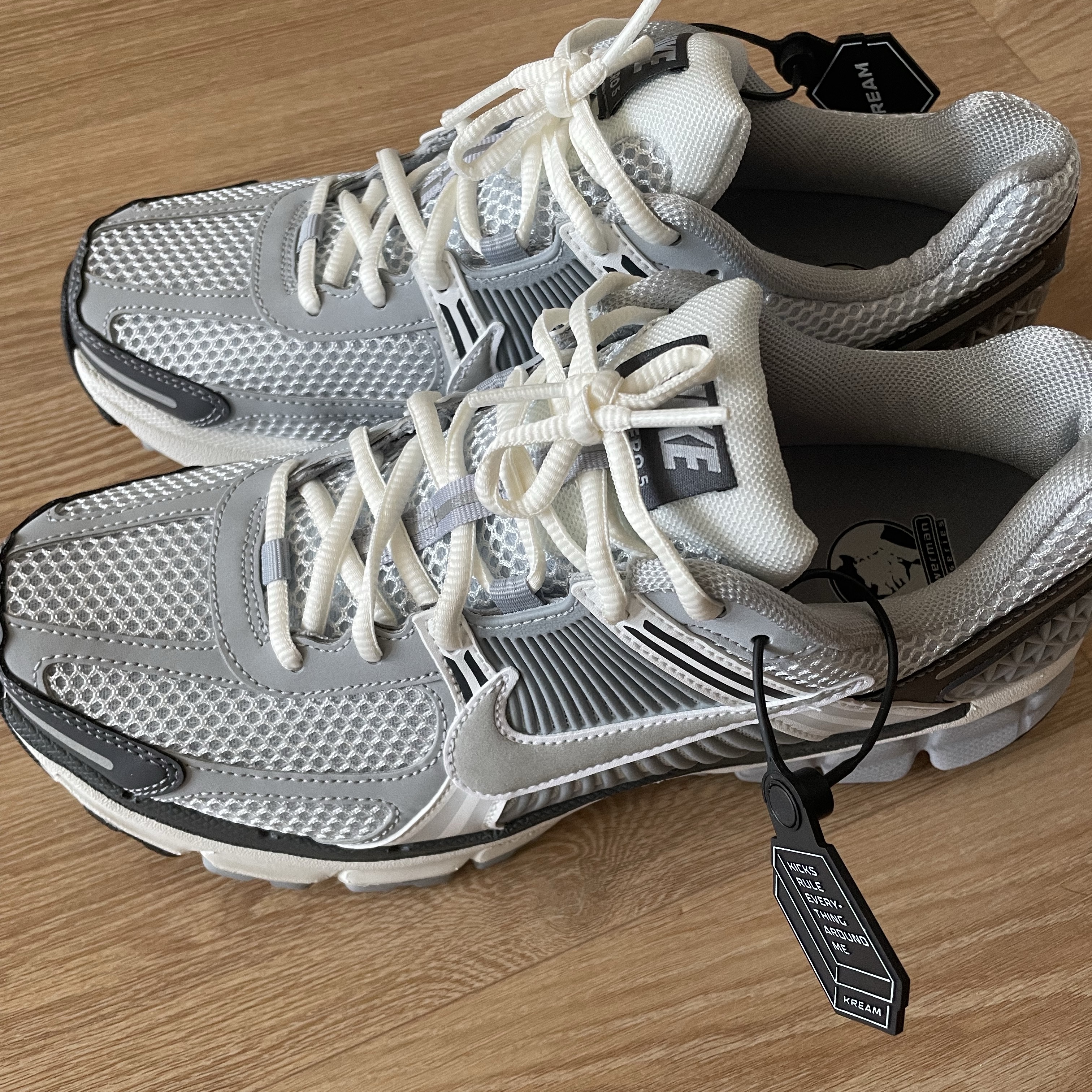 (W) Nike Zoom Vomero 5 Pure Platinum Metallic Silver 착용 스타일