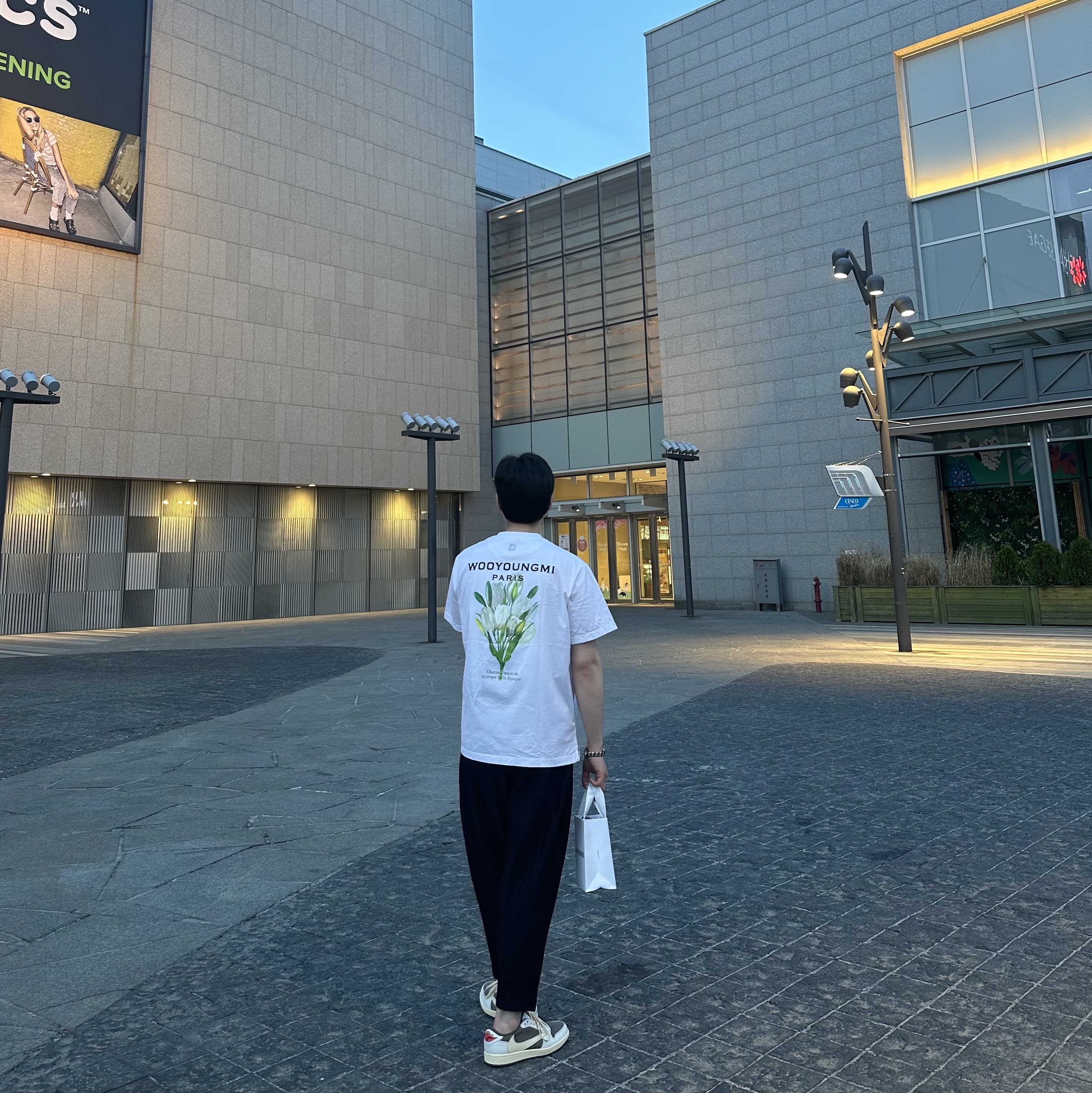 Wooyoungmi Flower Print Back Logo T-Shirt White - 22SS, Homme Plisse Issey Miyake Basics Pants Black 착용 스타일