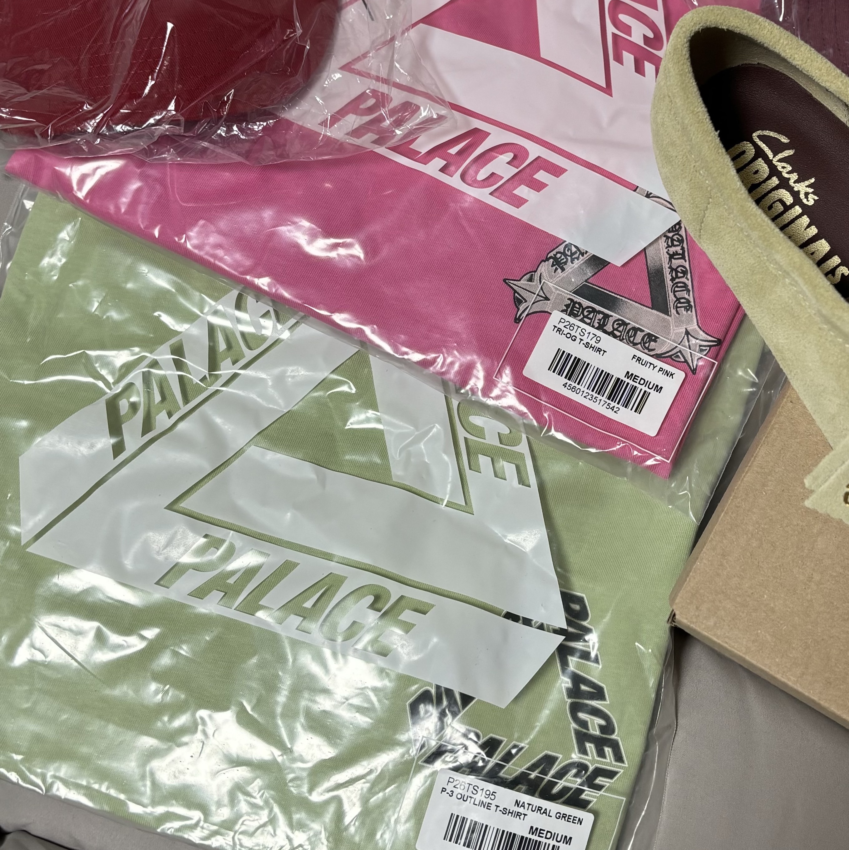 Palace P-3 Outline T-Shirt Natural Green - 24SS, Palace Tri-OG T-Shirt Fruity Pink - 24SS 착용 스타일