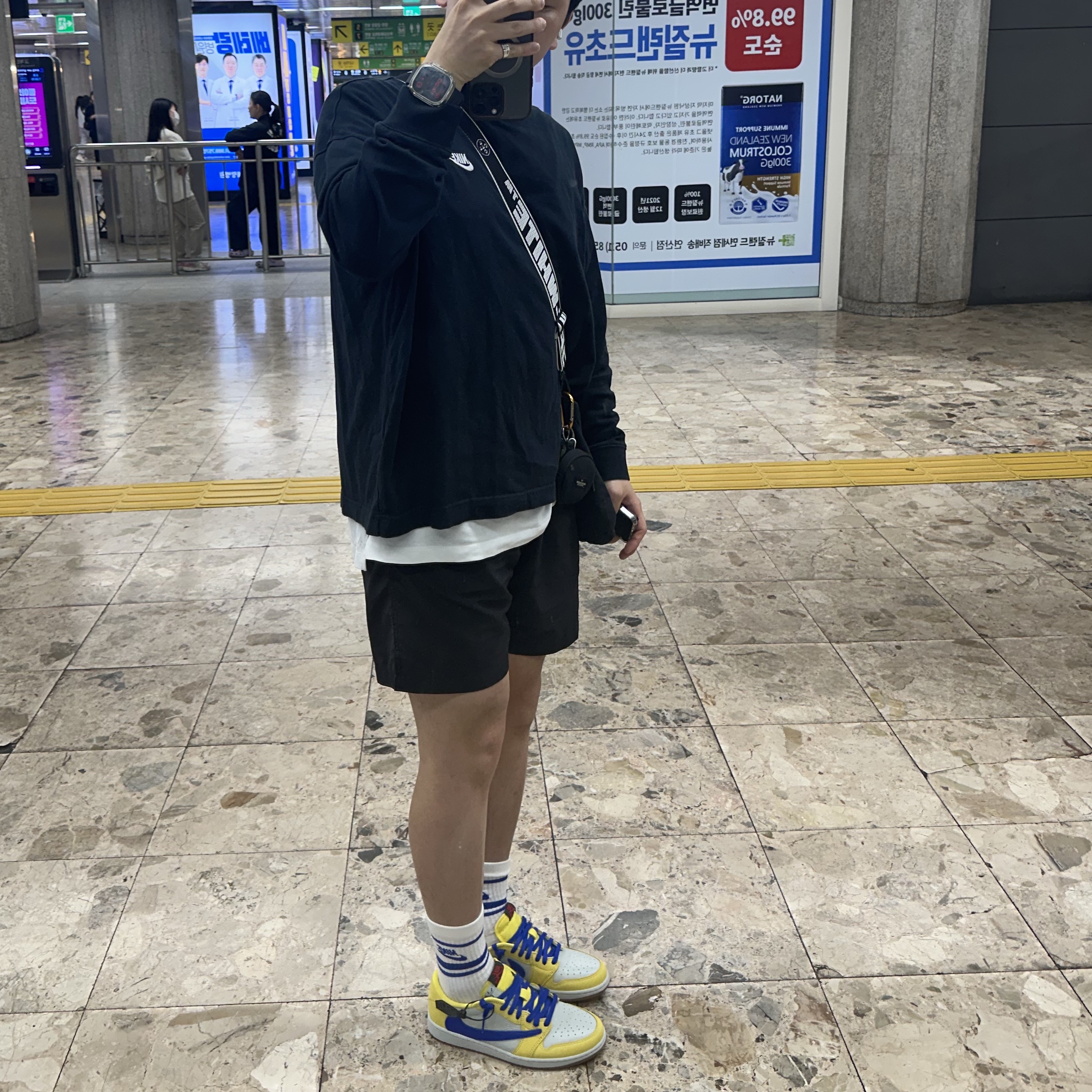 (W) Jordan 1 x Travis Scott Retro Low OG SP Canary, Nike x Peaceminusone LS T-Shirt Black (DR0098-010) 착용 스타일 - 2