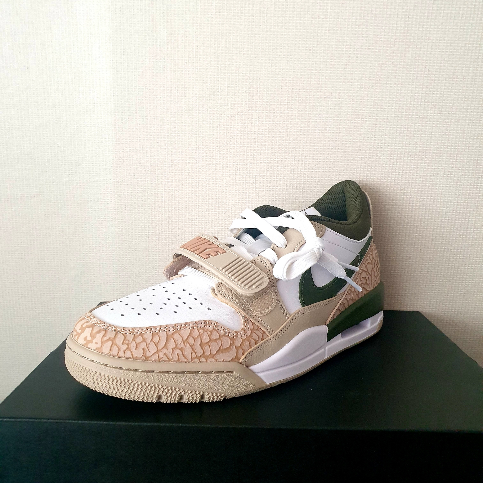 Jordan x Paris Saint-Germain Legacy 312 Low Sanddrift Rough Green 착용 스타일