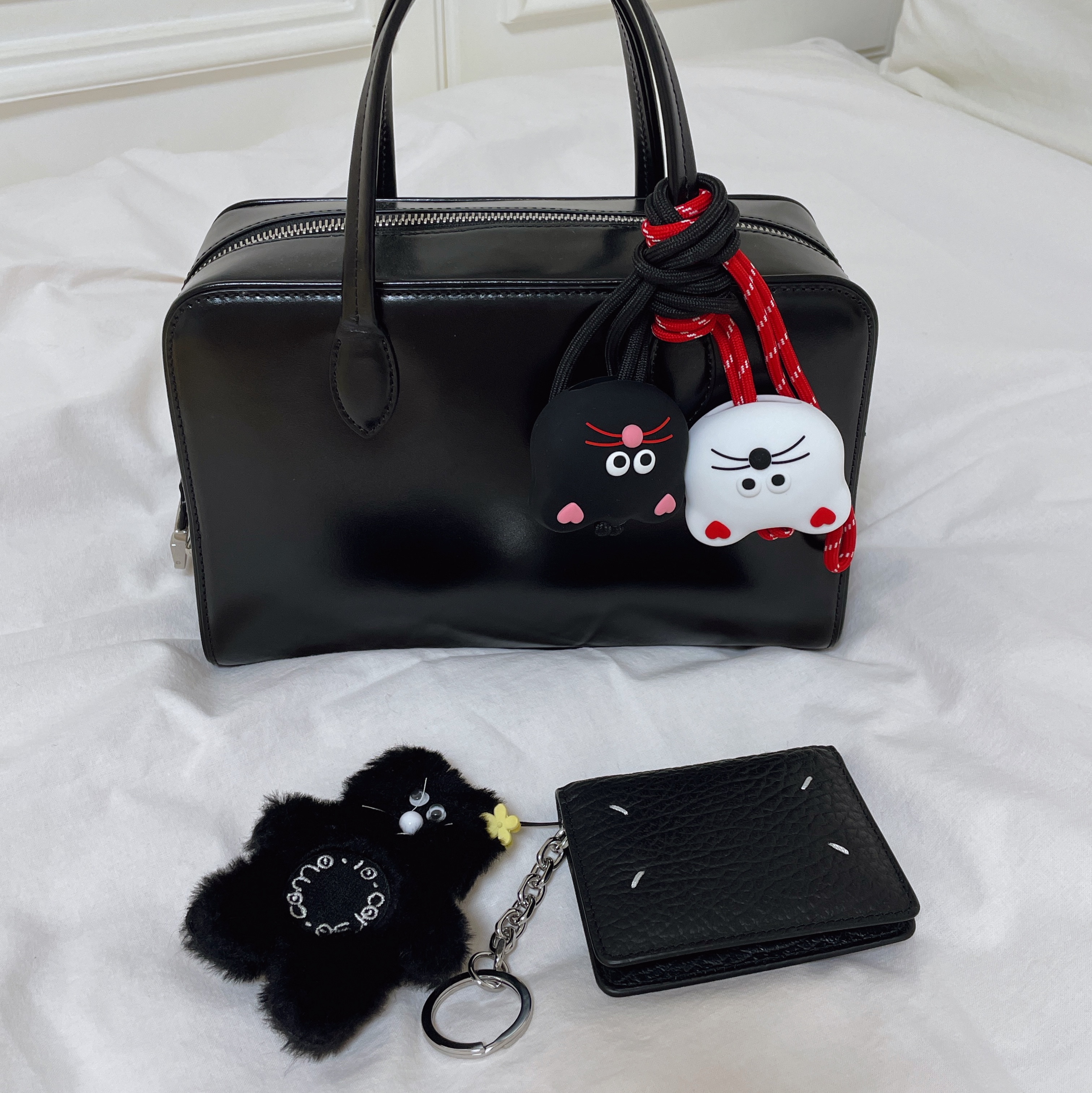 Maison Margiela Keyring Wallet Black, Monamhee x 10 Corso Como Bianco Phone Strap Black 착용 스타일