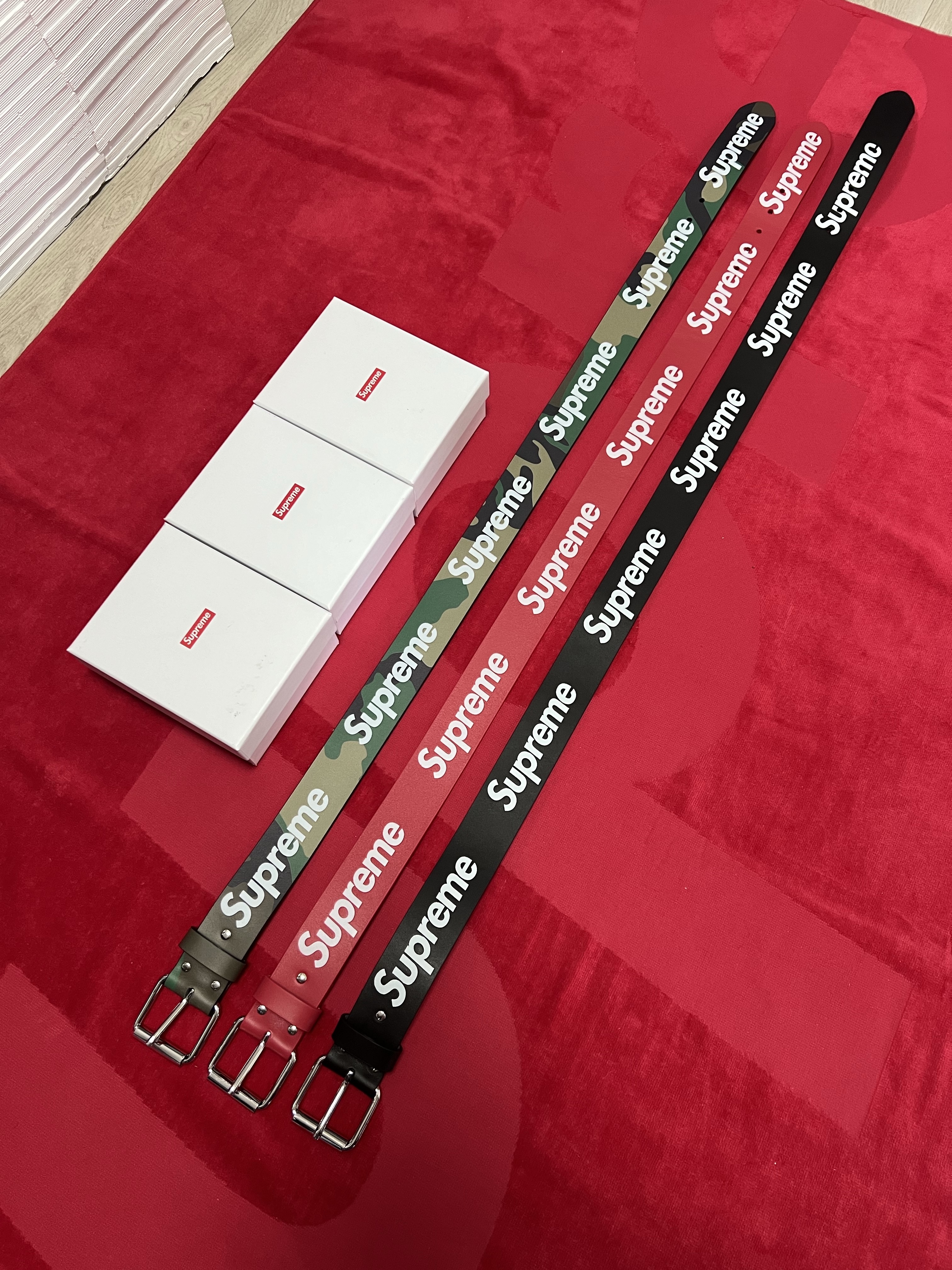 Supreme Repeat Leather Belt Black, Supreme Repeat Leather Belt Red 착용 스타일 - 2