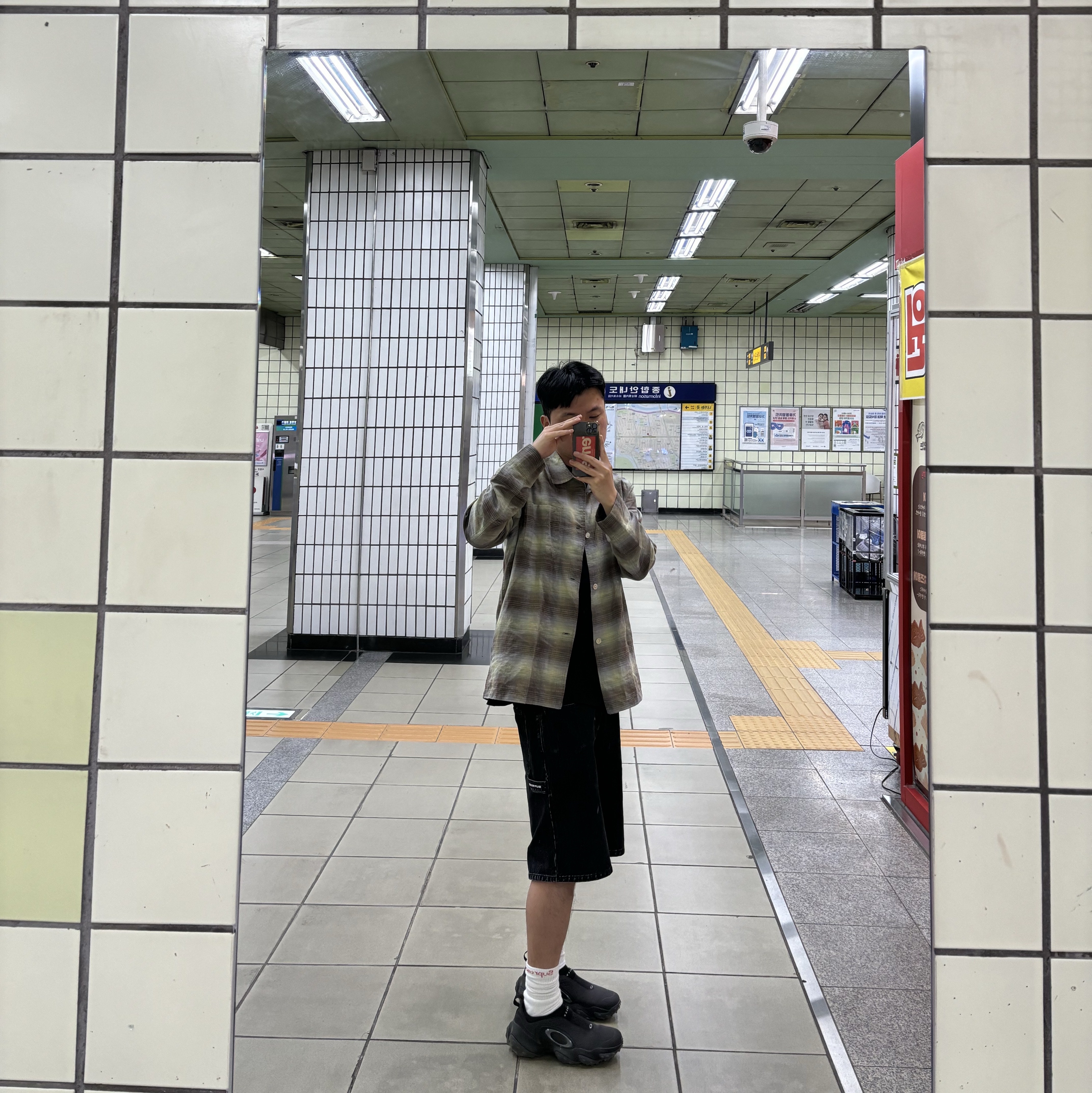 Supreme x Nike Denim Short Black - 24SS, Oakley Edge Icon Blackout 착용 스타일 - 2