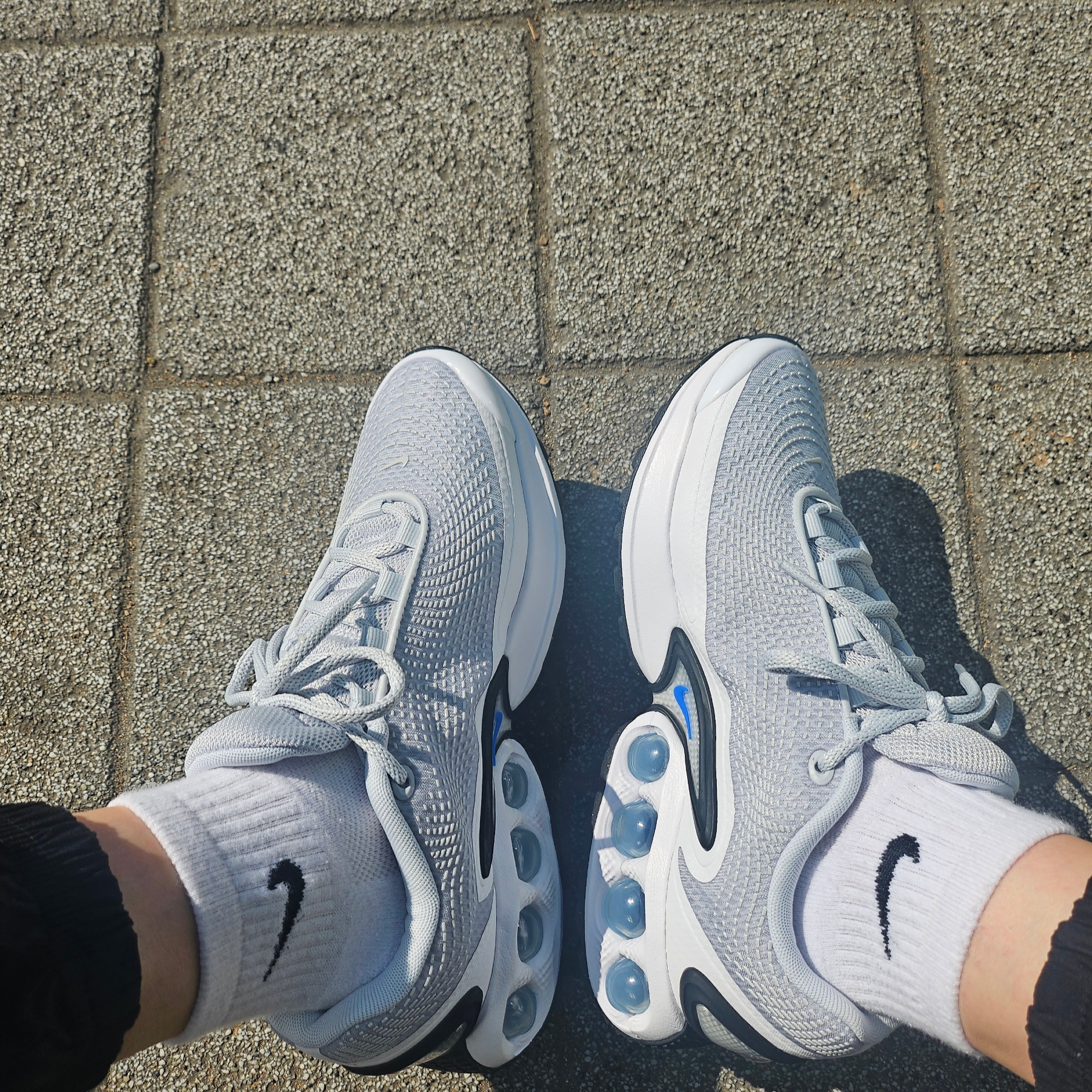 Nike Air Max Dn Pure Platinum Hyper Royal 착용 스타일