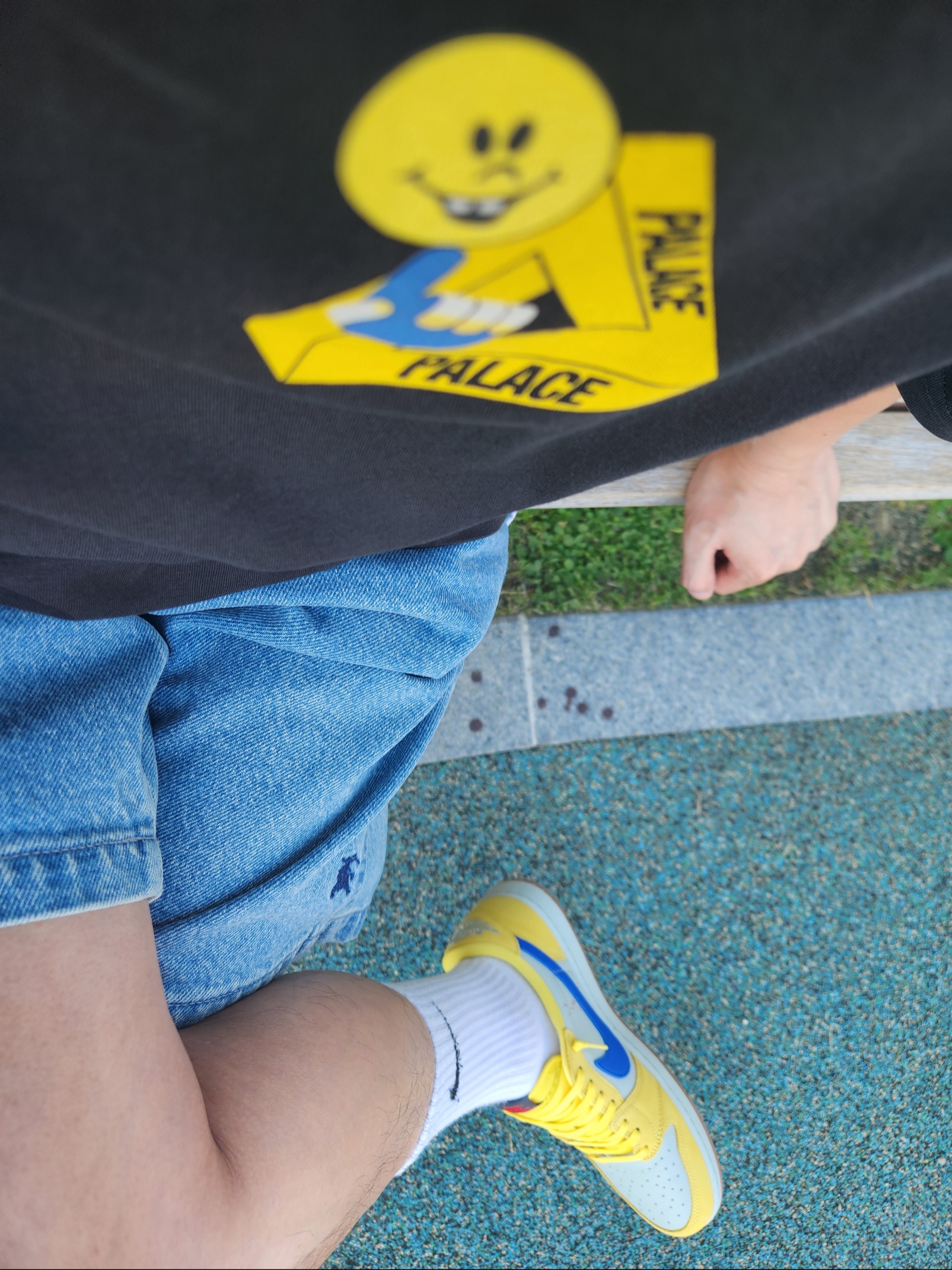 (W) Jordan 1 x Travis Scott Retro Low OG SP Canary, Palace Tri-Smiler T-Shirt Black - 20SS 착용 스타일 - 2
