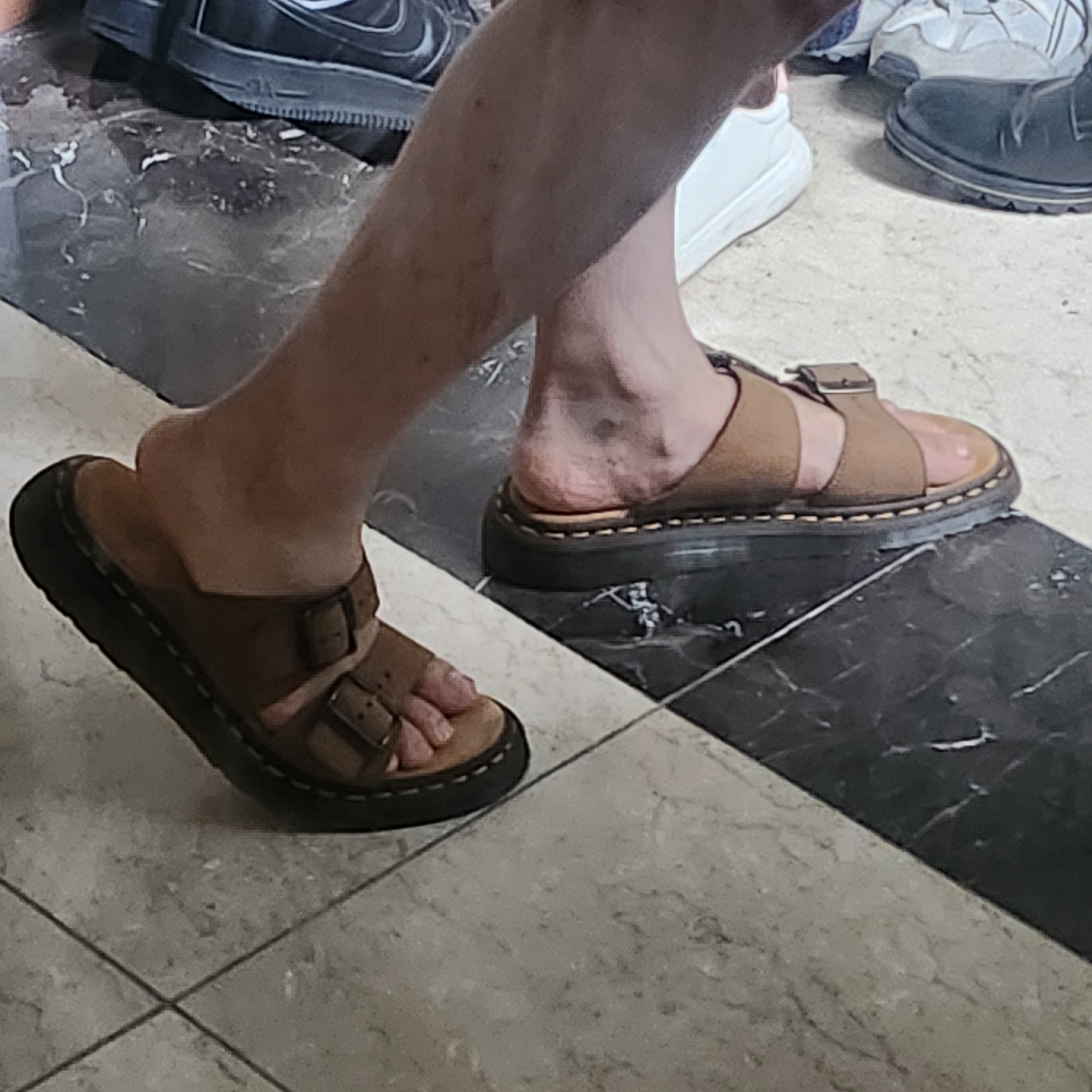 Dr. Martens Josef Nubuck Leather Buckle Slide Sandals Savannah Tan 착용 스타일 - 2