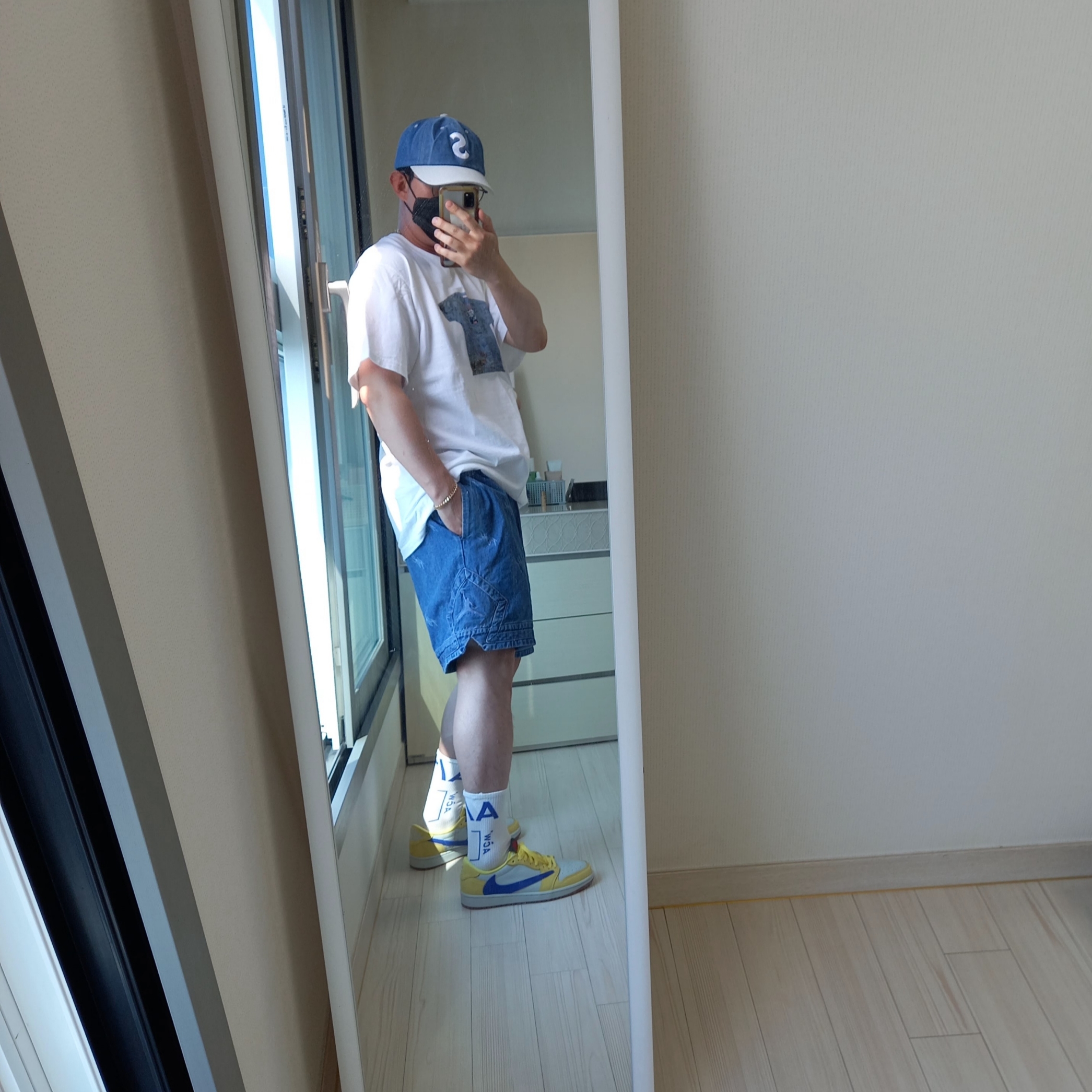 Supreme 2-Tone S Logo 6-Panel Washed Denim - 24SS, Supreme Seoul Box Logo T-Shirt White - 23FW 착용 스타일 - 9