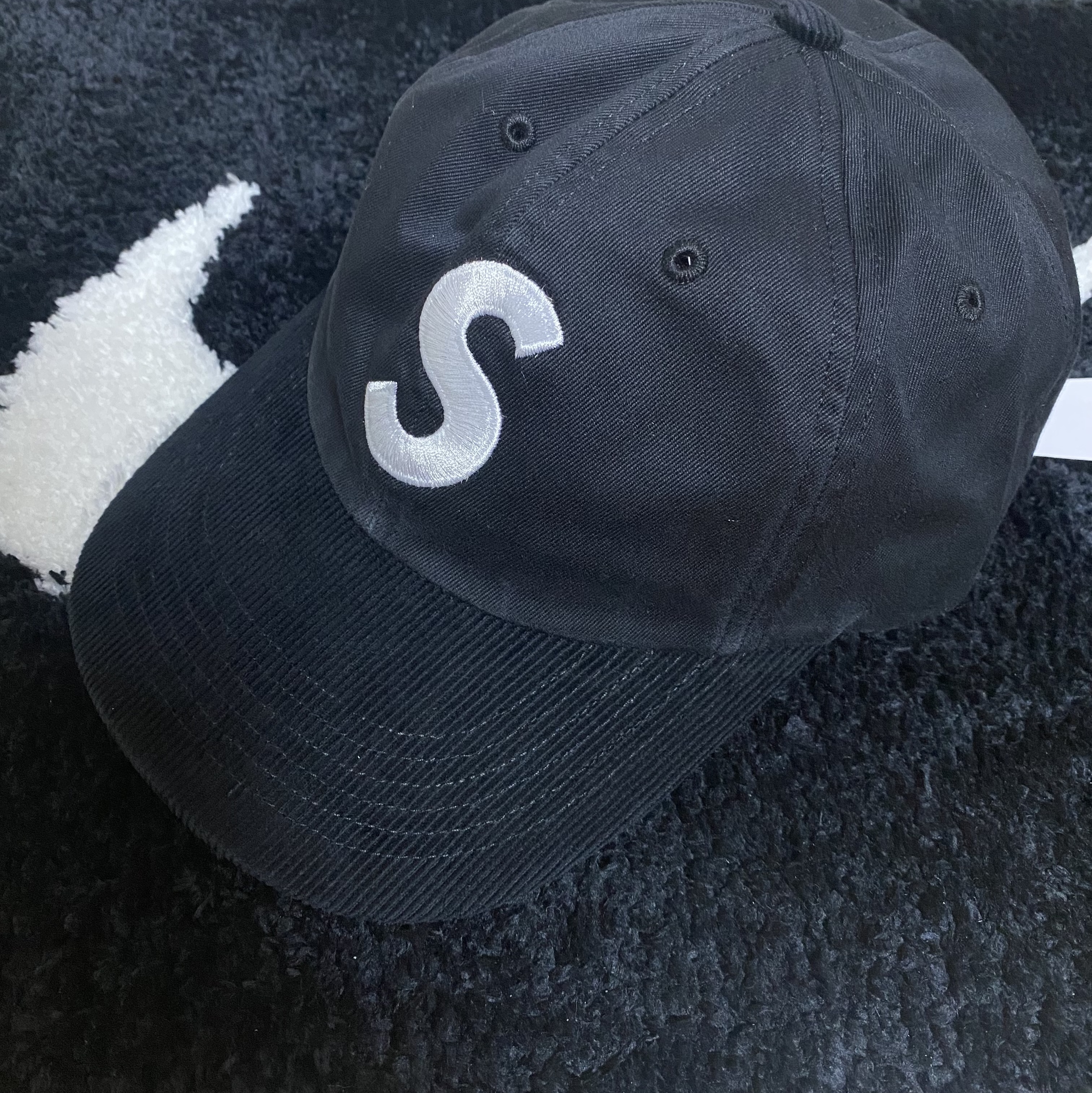 Supreme 2-Tone S Logo 6-Panel Black - 24SS 착용 스타일