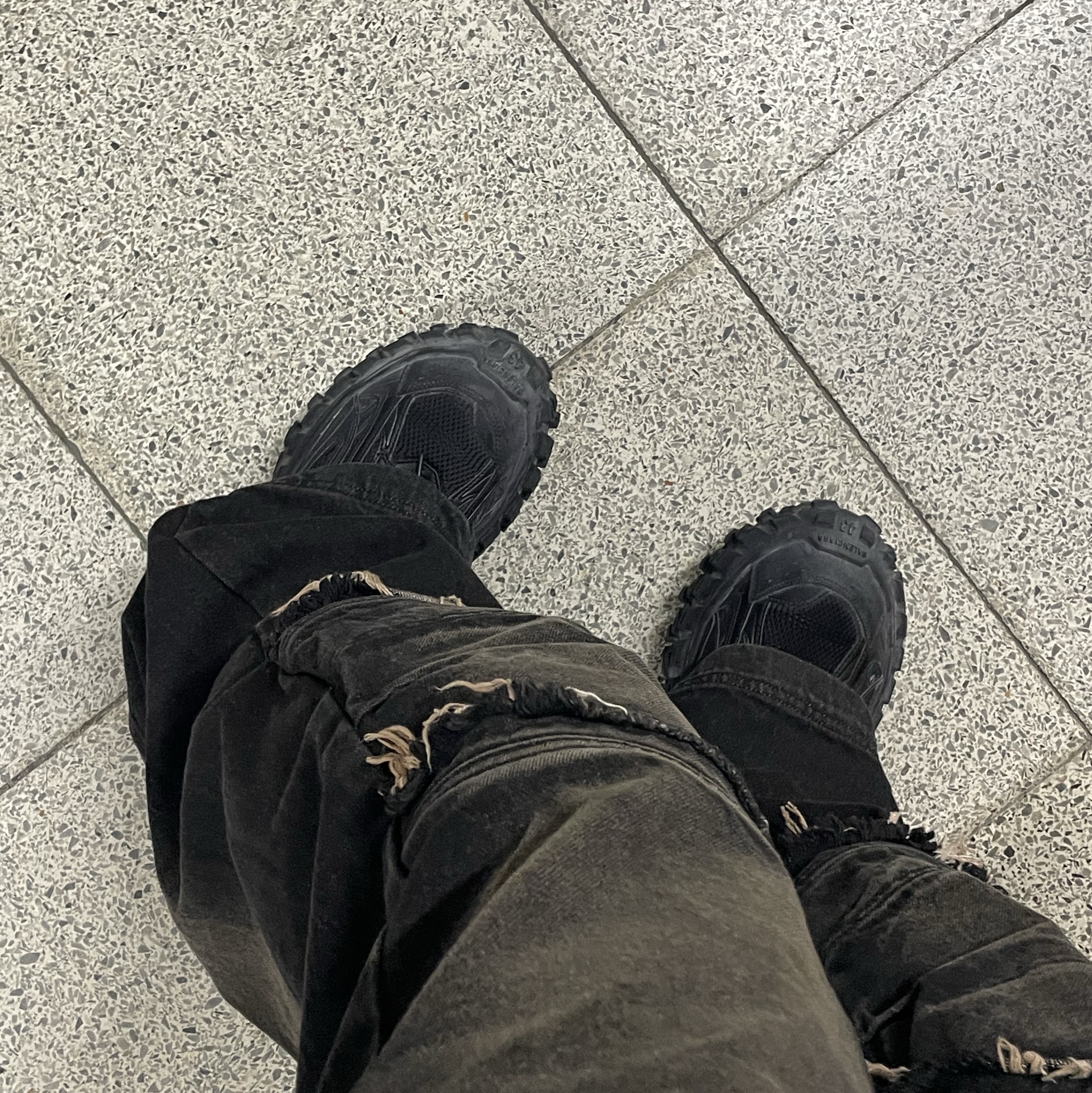 Balenciaga Defender Sneakers Black 착용 스타일 - 3