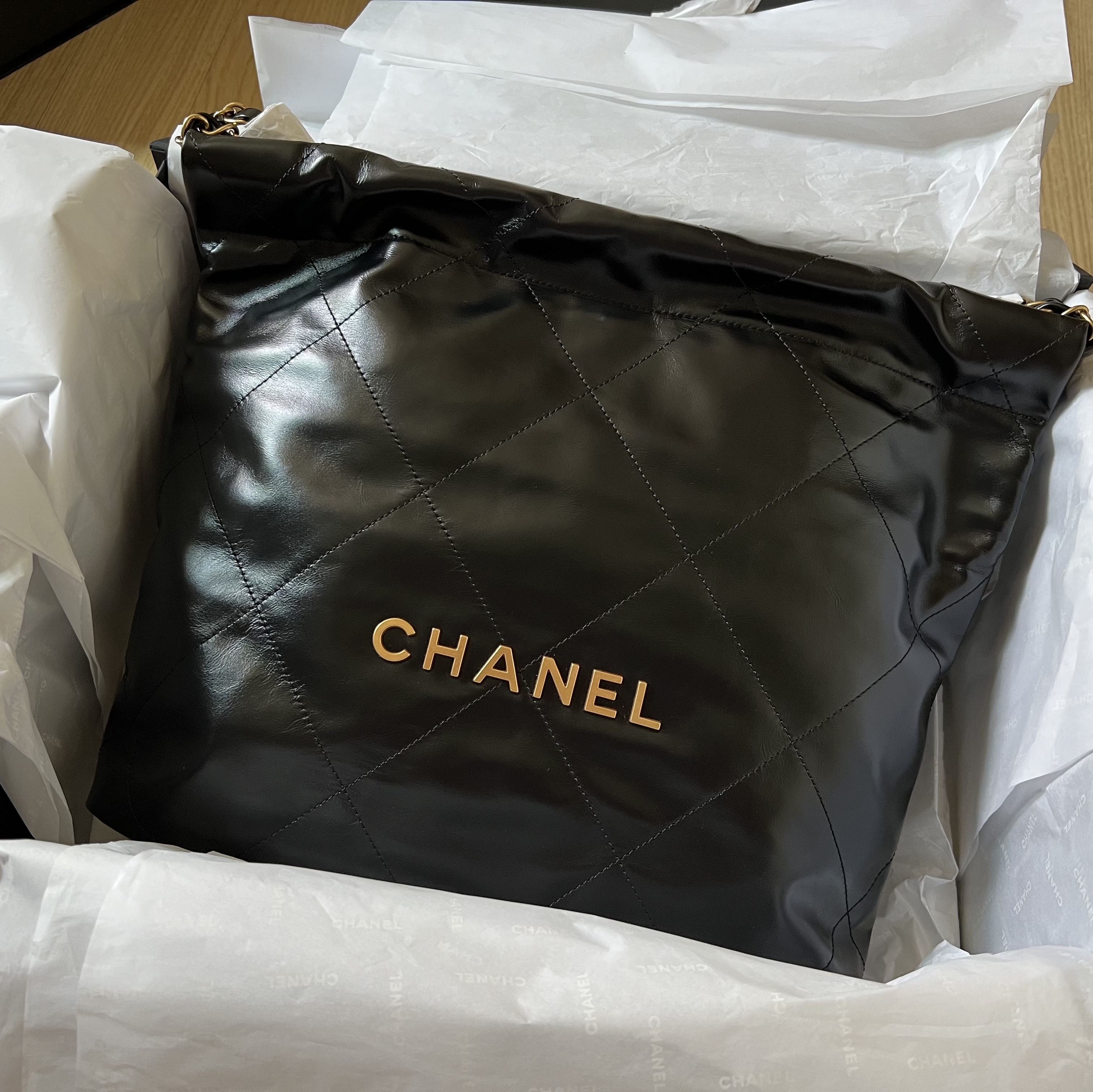 Chanel 22 Small Handbag Shiny Calfskin & Gold Black 착용 스타일
