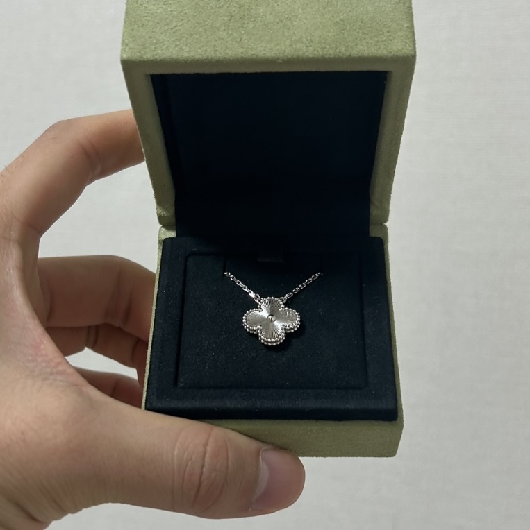 (W) Van Cleef & Arpels Vintage Alhambra Pendant Guilloche White Gold 착용 스타일 - 1