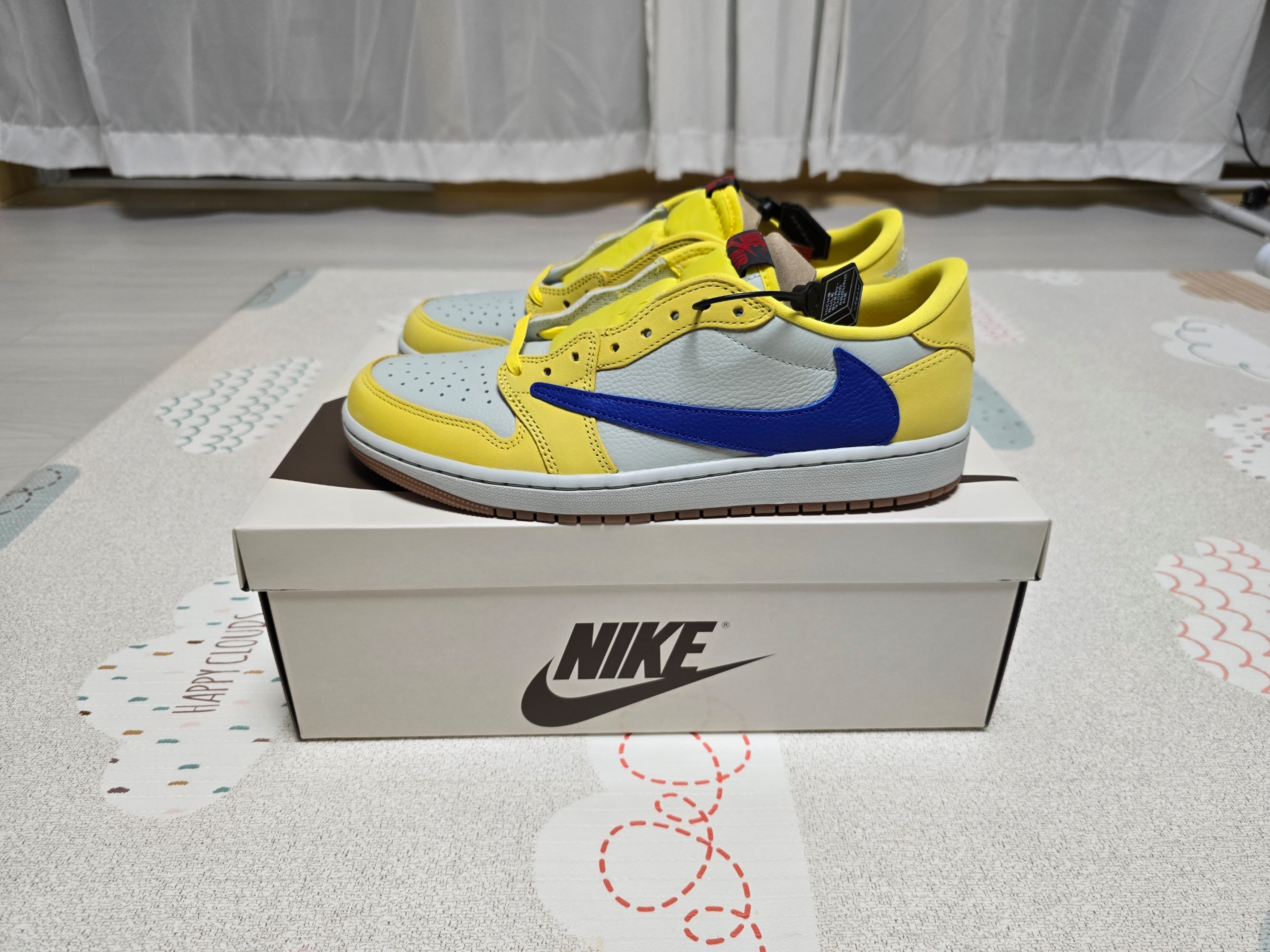 (W) Jordan 1 x Travis Scott Retro Low OG SP Canary 착용 스타일 - 1