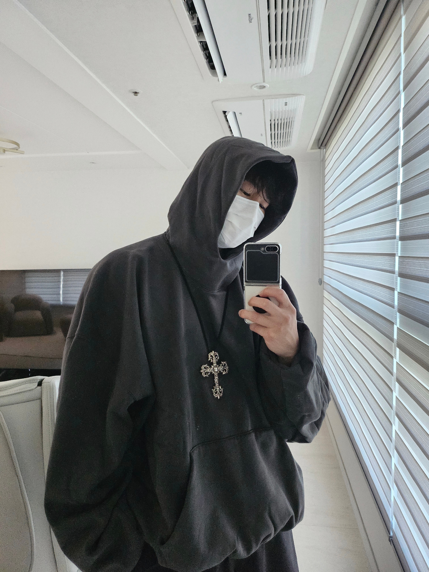 Yeezy Gap Engineered By Balenciaga Dove Hoodie Black 착용 스타일