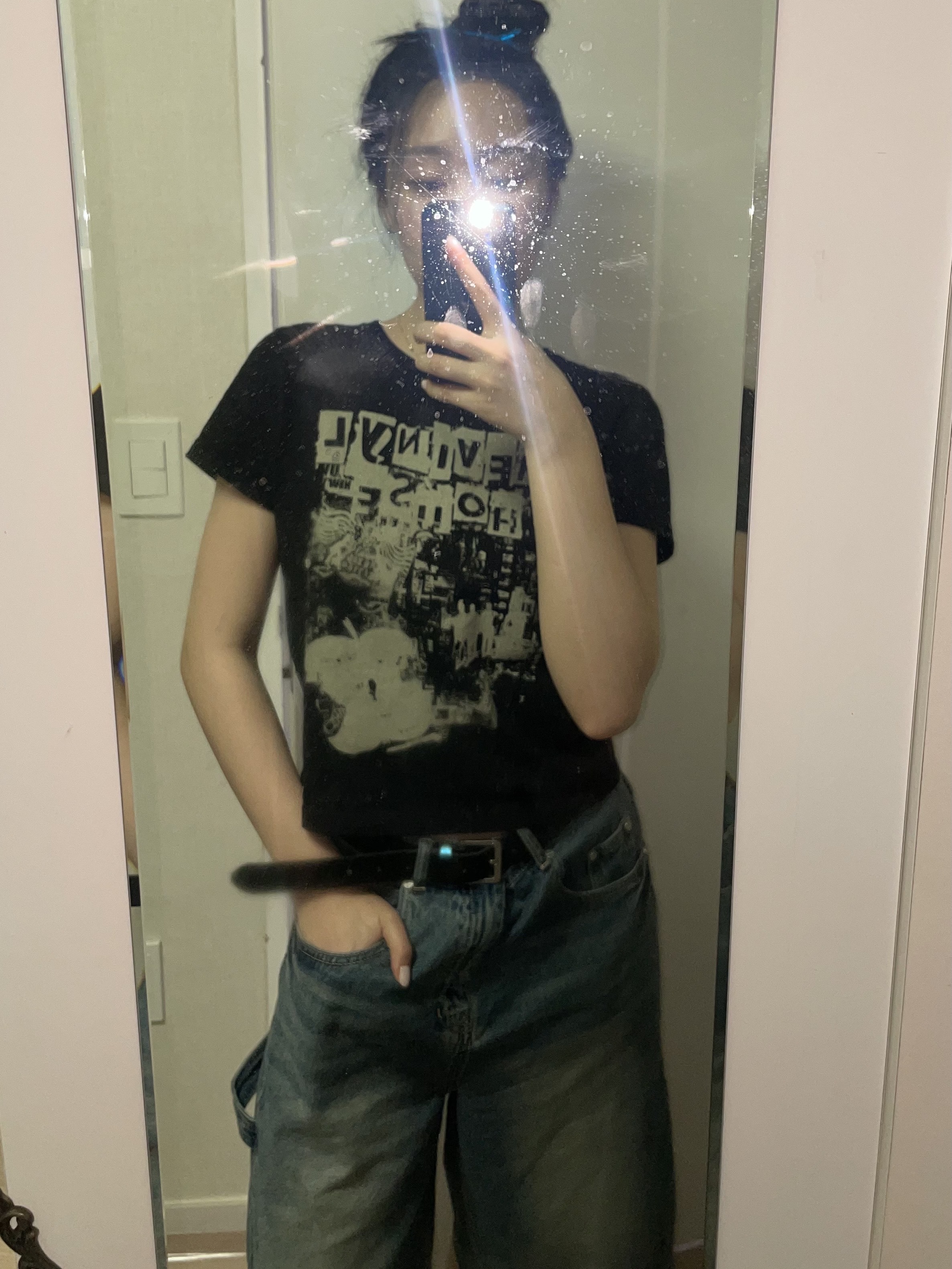 [KREAM 단독] Thevinylhouse Newspaper T-Shirt Black, Thevinylhouse Carpenter Denim Shorts Blue 착용 스타일 - 2