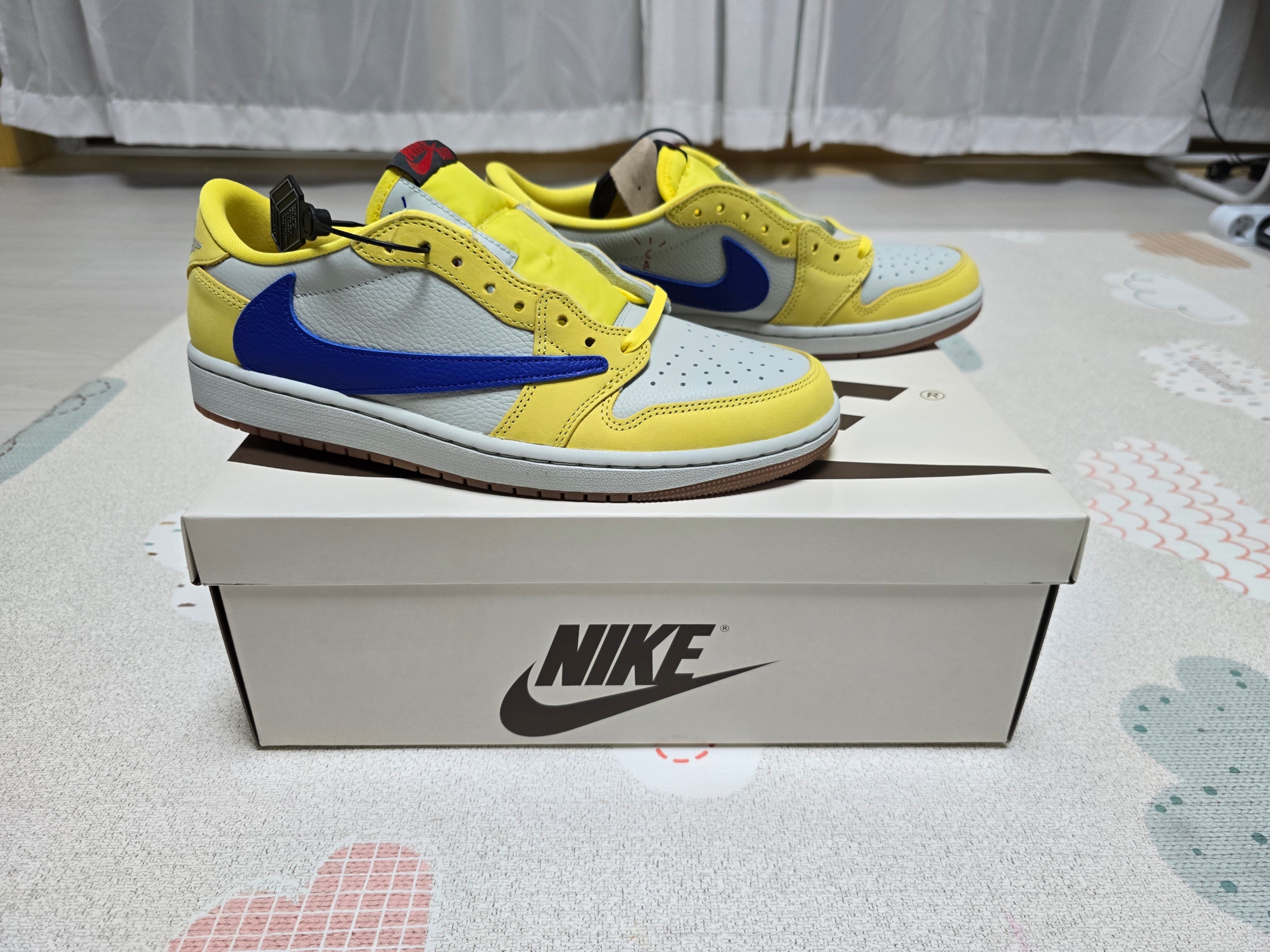 (W) Jordan 1 x Travis Scott Retro Low OG SP Canary 착용 스타일 - 5
