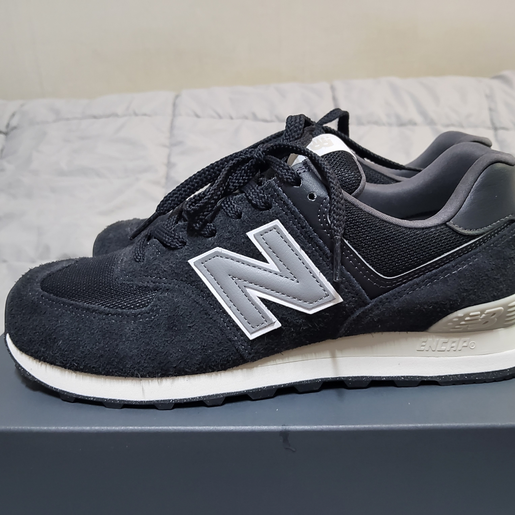 New Balance 574 Black 착용 스타일
