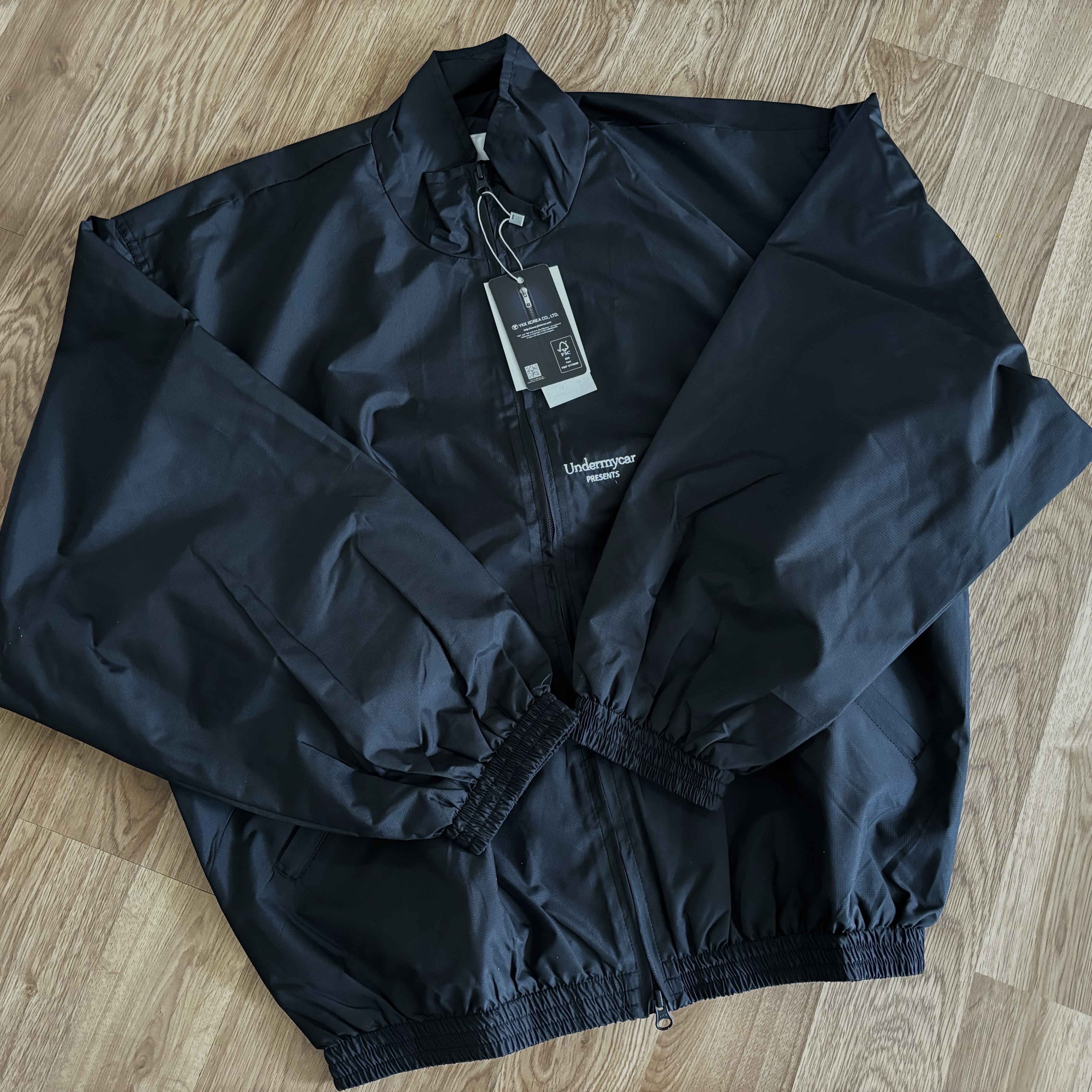 Undermycar Mu.24 Anti Fxxking Logo Play Crop Zip-up Jacket Black 착용 스타일