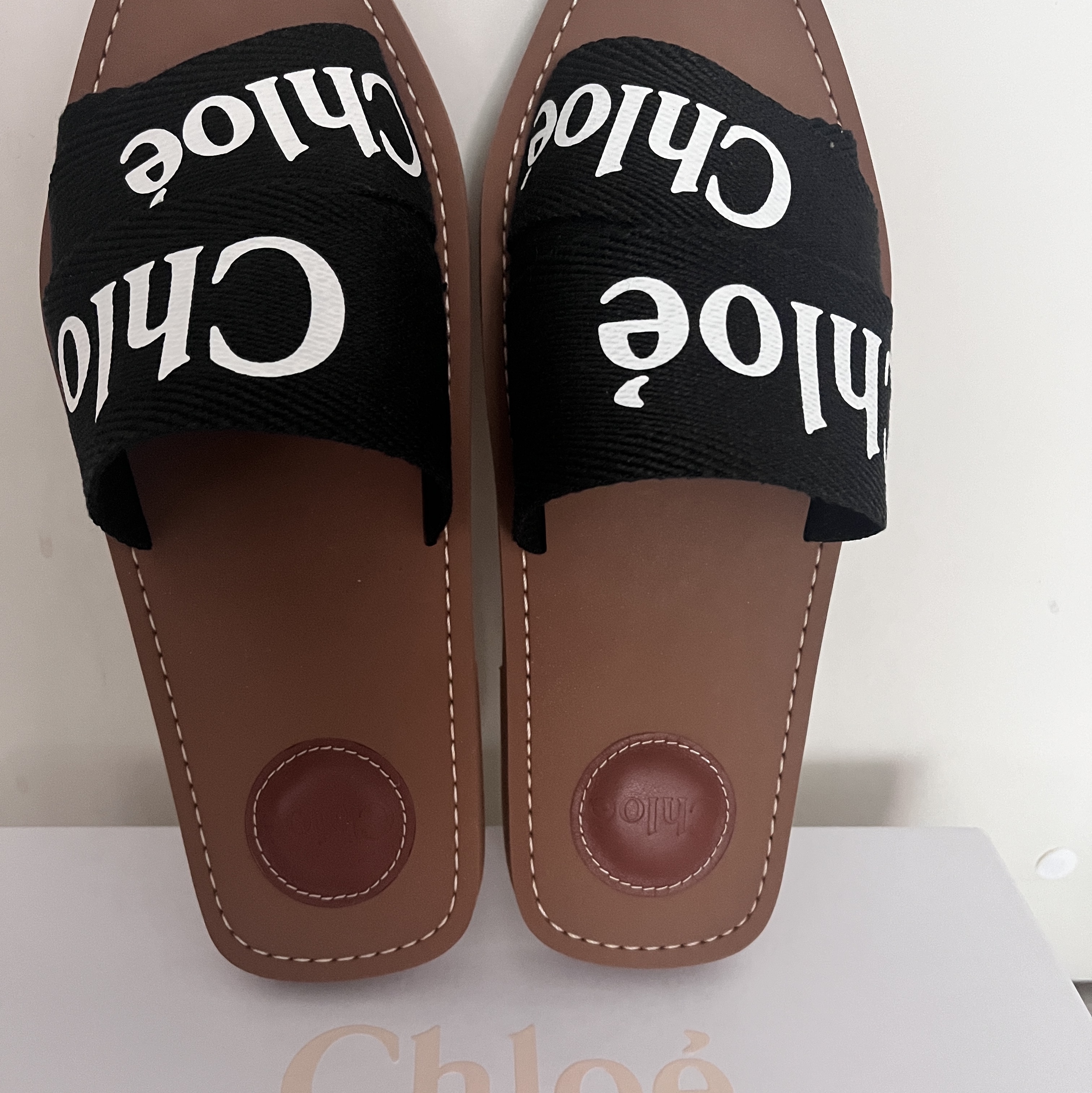 (W) Chloe Woody Flat Mule Black 착용 스타일 - 1