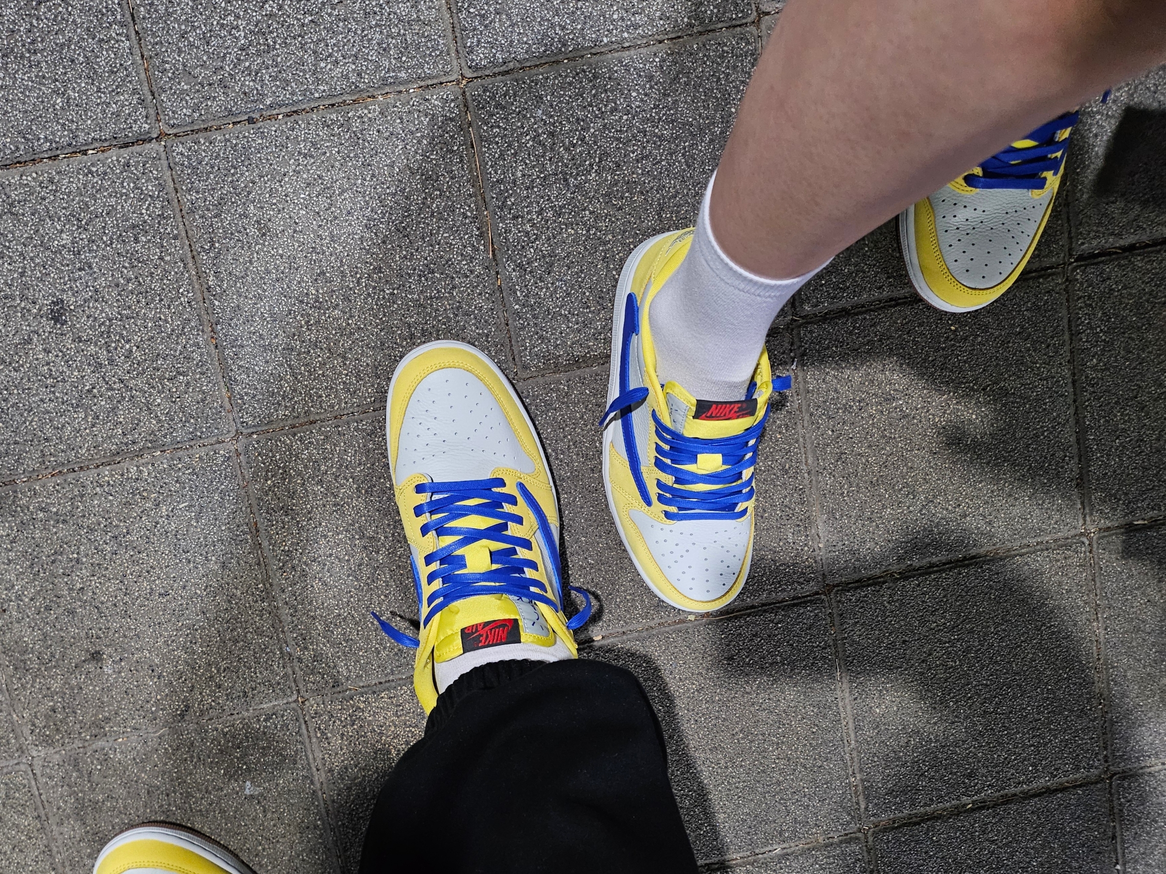 (W) Jordan 1 x Travis Scott Retro Low OG SP Canary 착용 스타일 - 2