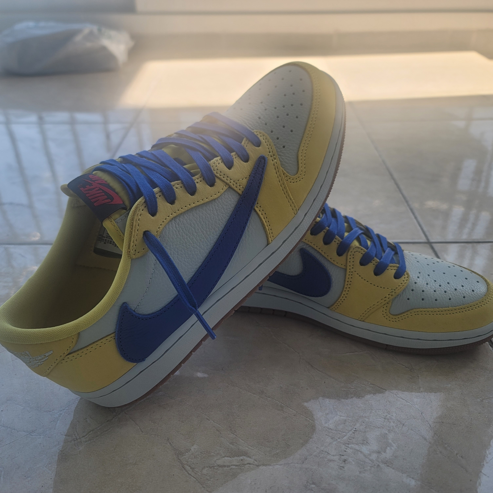 (W) Jordan 1 x Travis Scott Retro Low OG SP Canary 착용 스타일 - 3