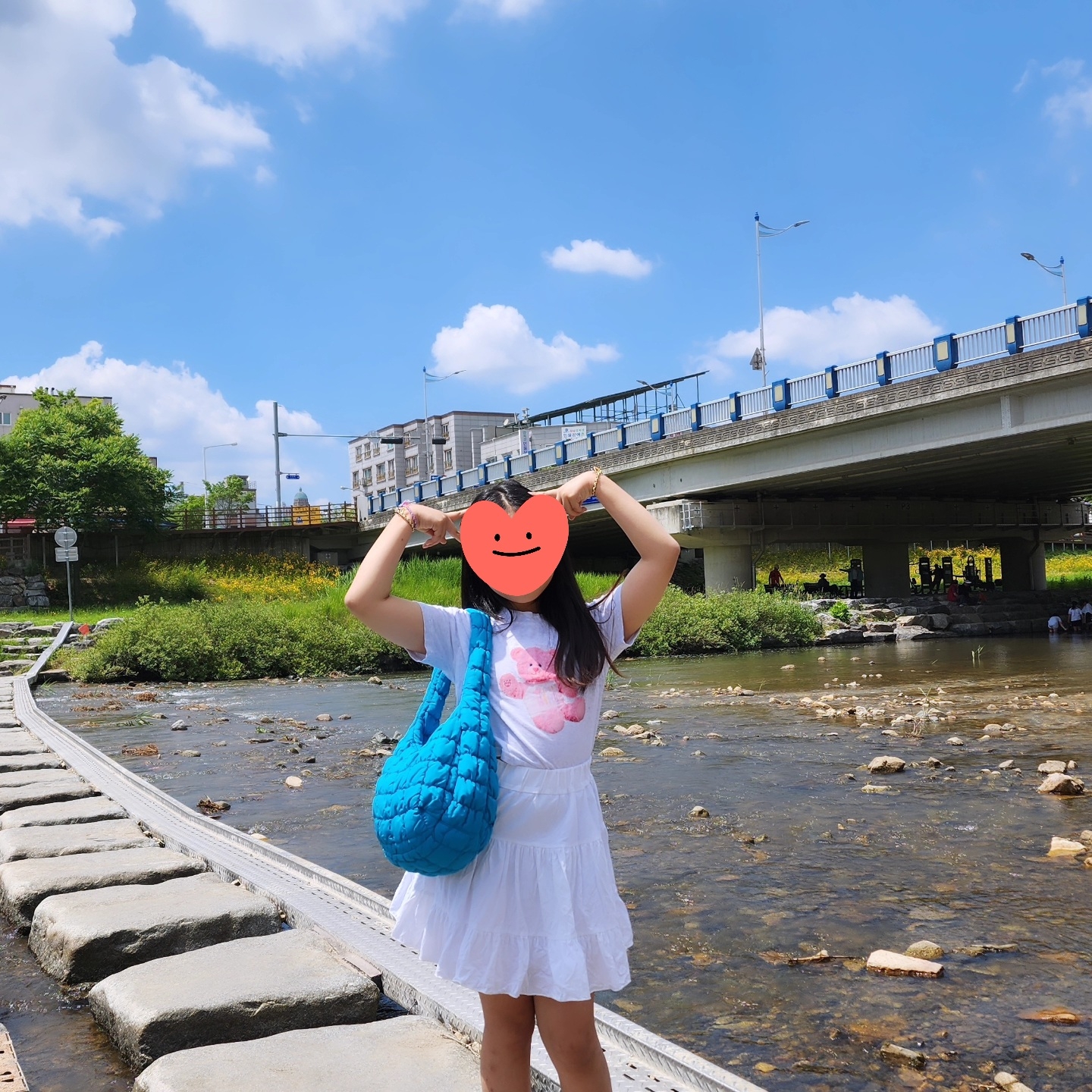COS Quilted Mini Bag Bright Turquoise 착용 스타일