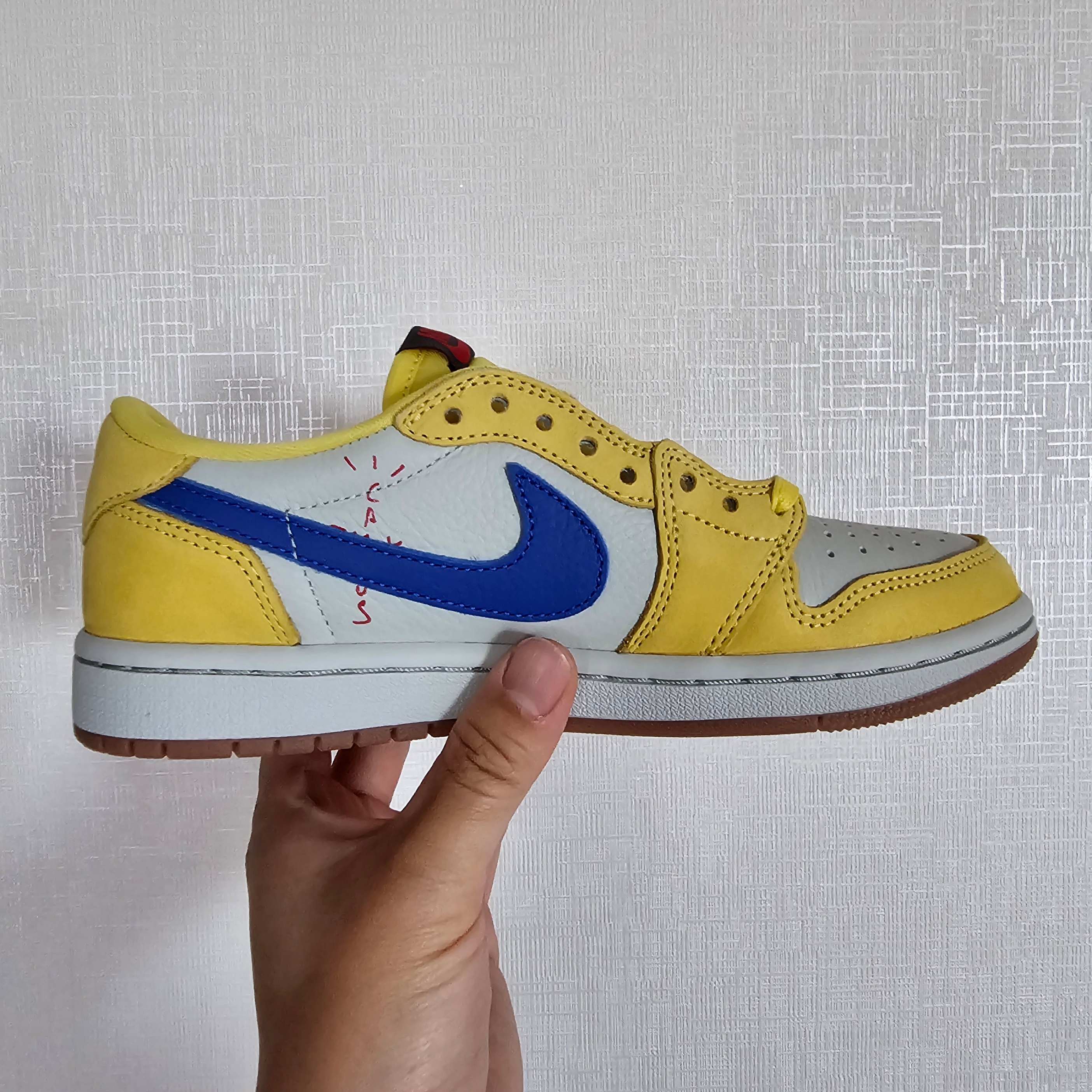 (W) Jordan 1 x Travis Scott Retro Low OG SP Canary 착용 스타일 - 3