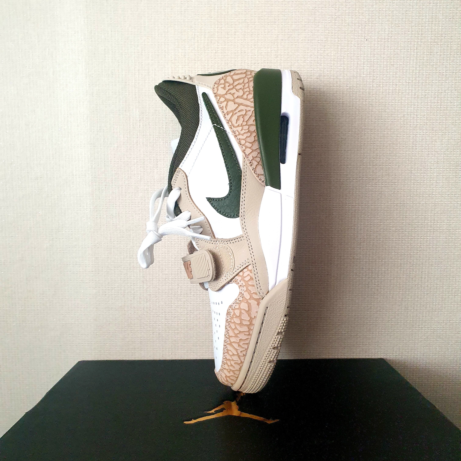 Jordan x Paris Saint-Germain Legacy 312 Low Sanddrift Rough Green 착용 스타일