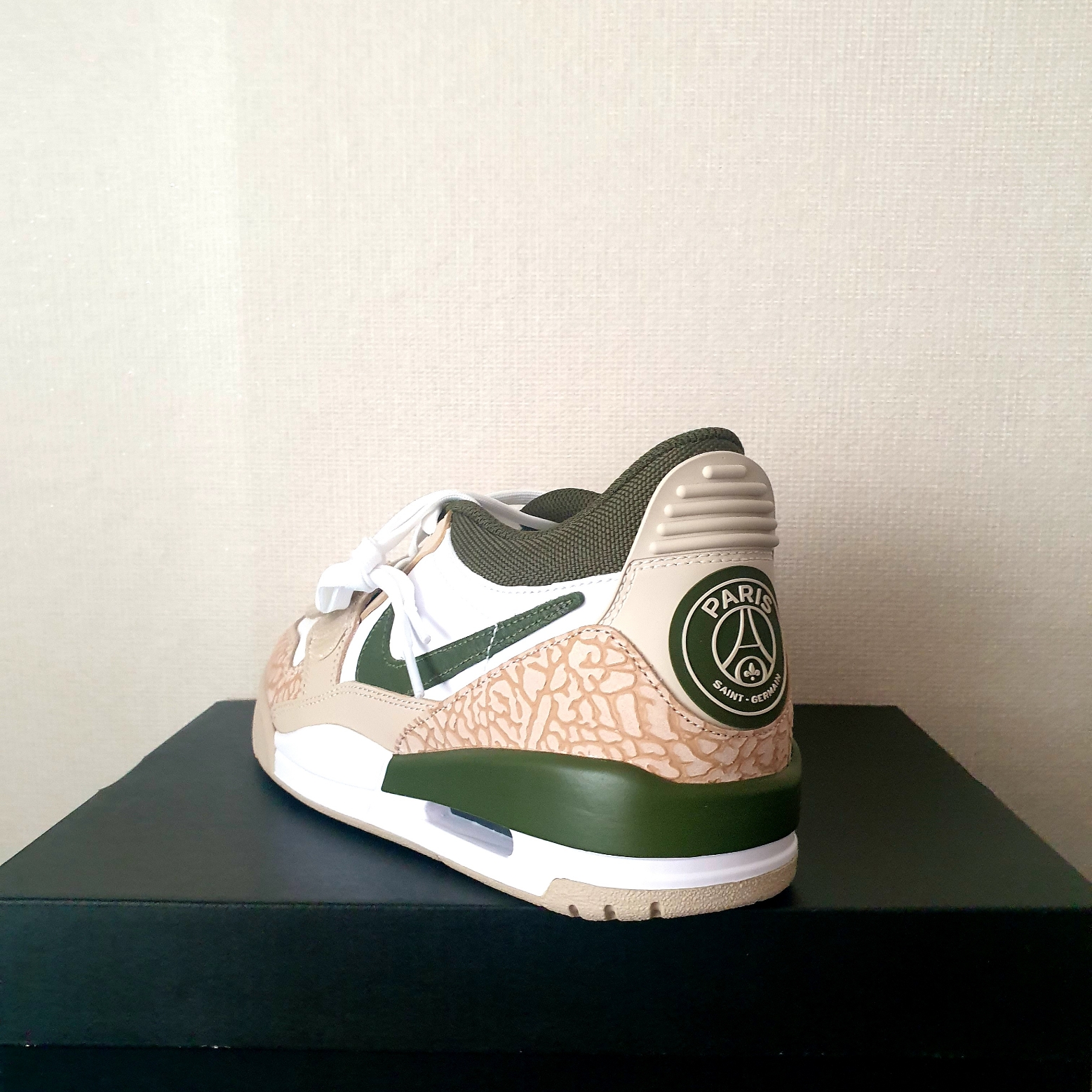 Jordan x Paris Saint-Germain Legacy 312 Low Sanddrift Rough Green 착용 스타일