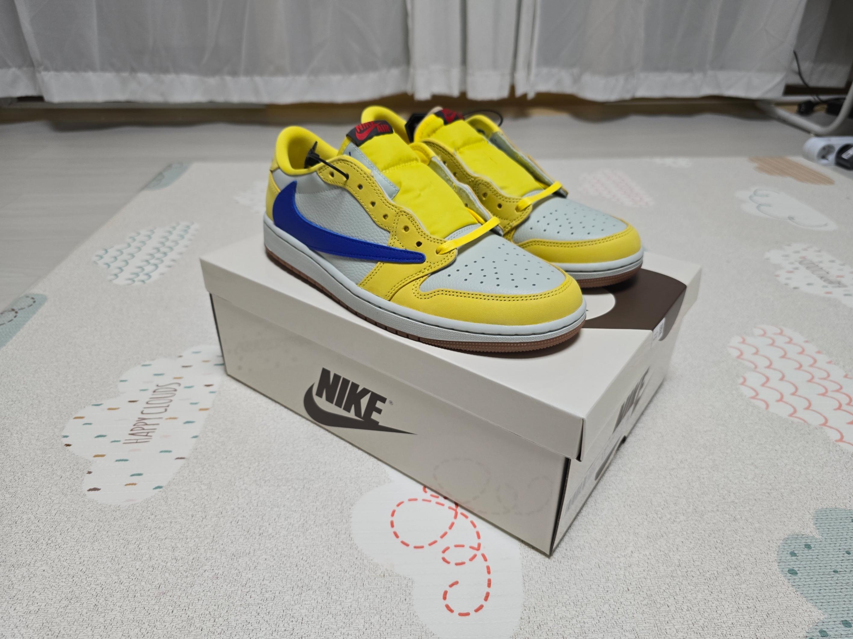 (W) Jordan 1 x Travis Scott Retro Low OG SP Canary 착용 스타일 - 3