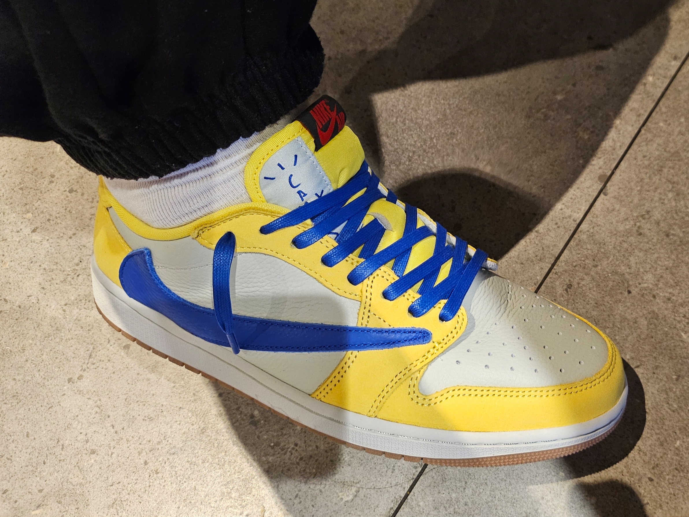 (W) Jordan 1 x Travis Scott Retro Low OG SP Canary 착용 스타일 - 7