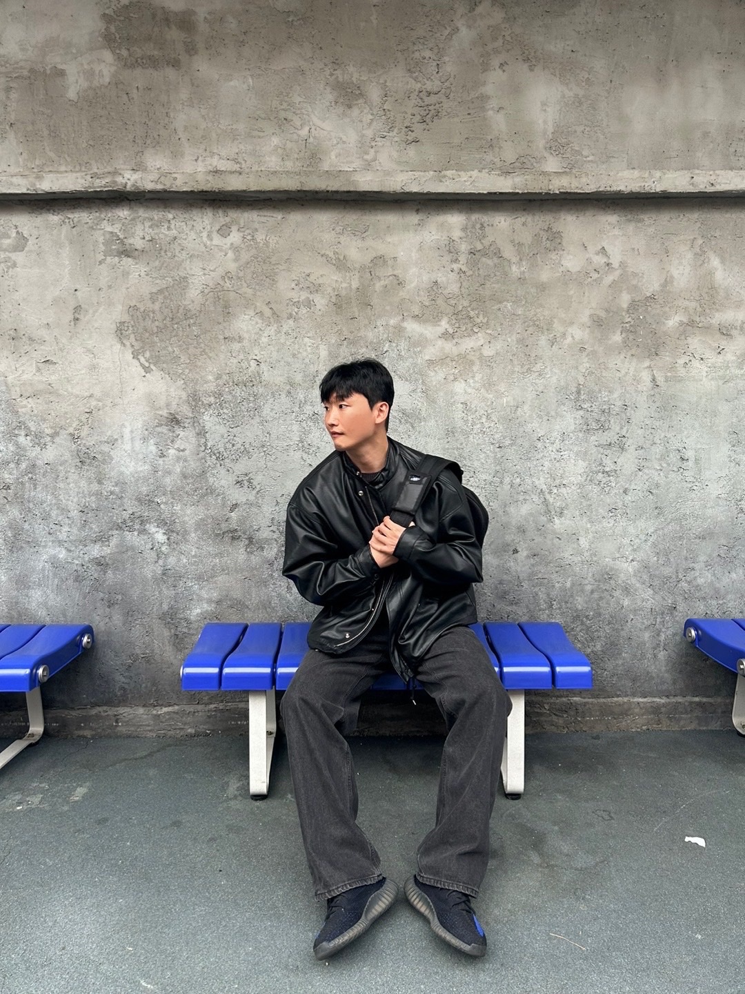 Adidas Yeezy Boost 350 V2 Dazzling Blue, Ader Error x Eastpak Up-Down Sling Black 착용 스타일