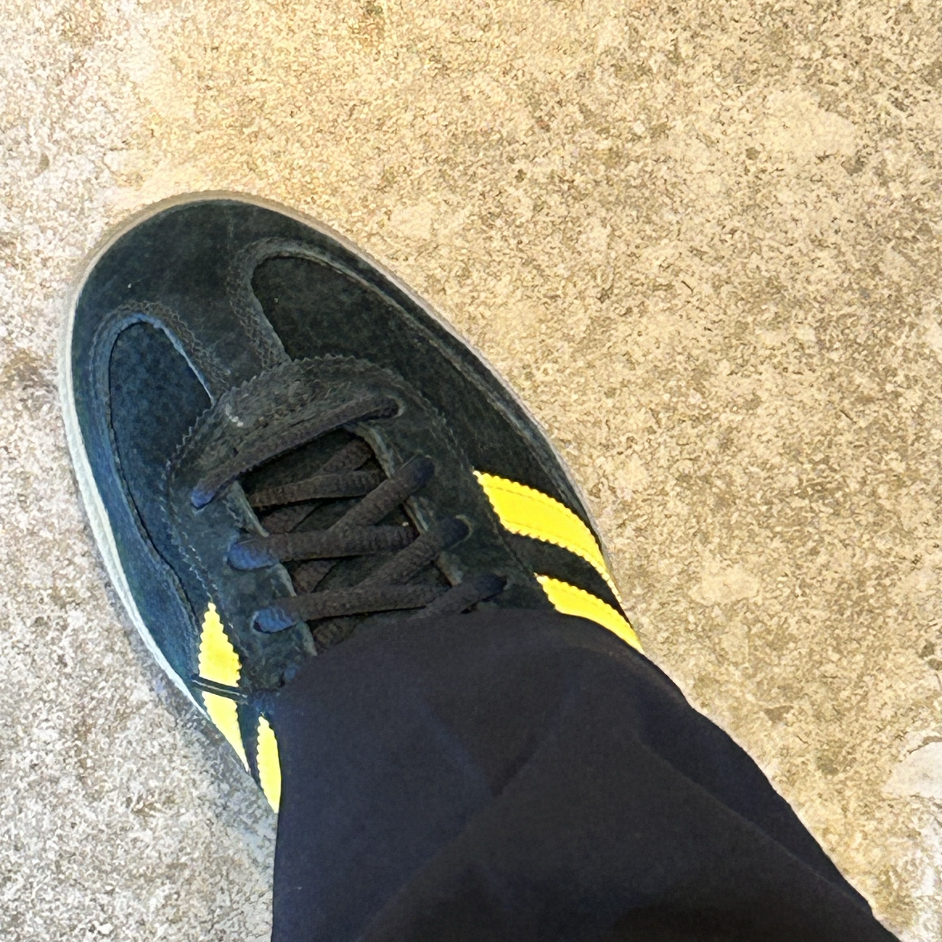 Adidas Spezial Handball Core Black Yellow 착용 스타일