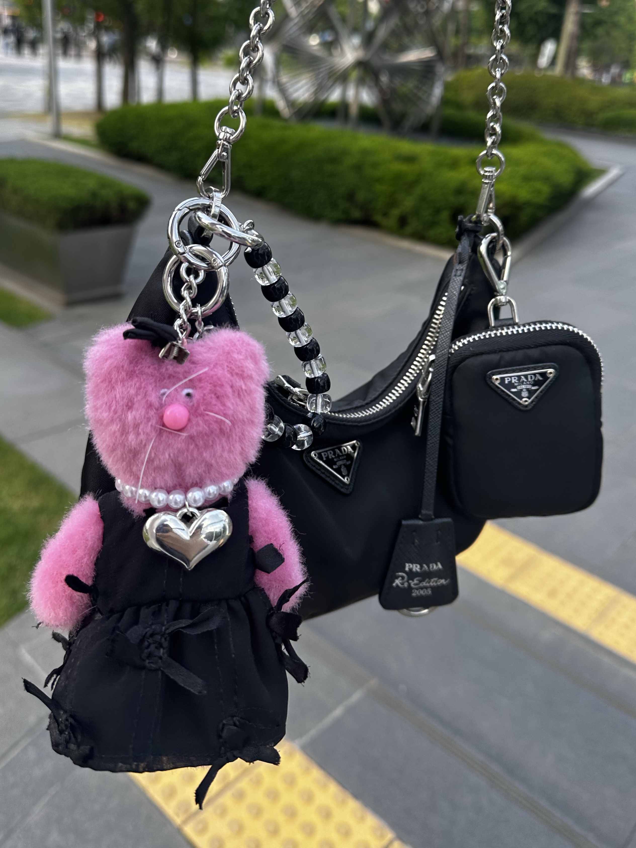 Monamhee x Line Friends Pingpingi Keyring, Prada Re-Edition 2005 Re-Nylon Shoulder Bag Black 착용 스타일 - 2