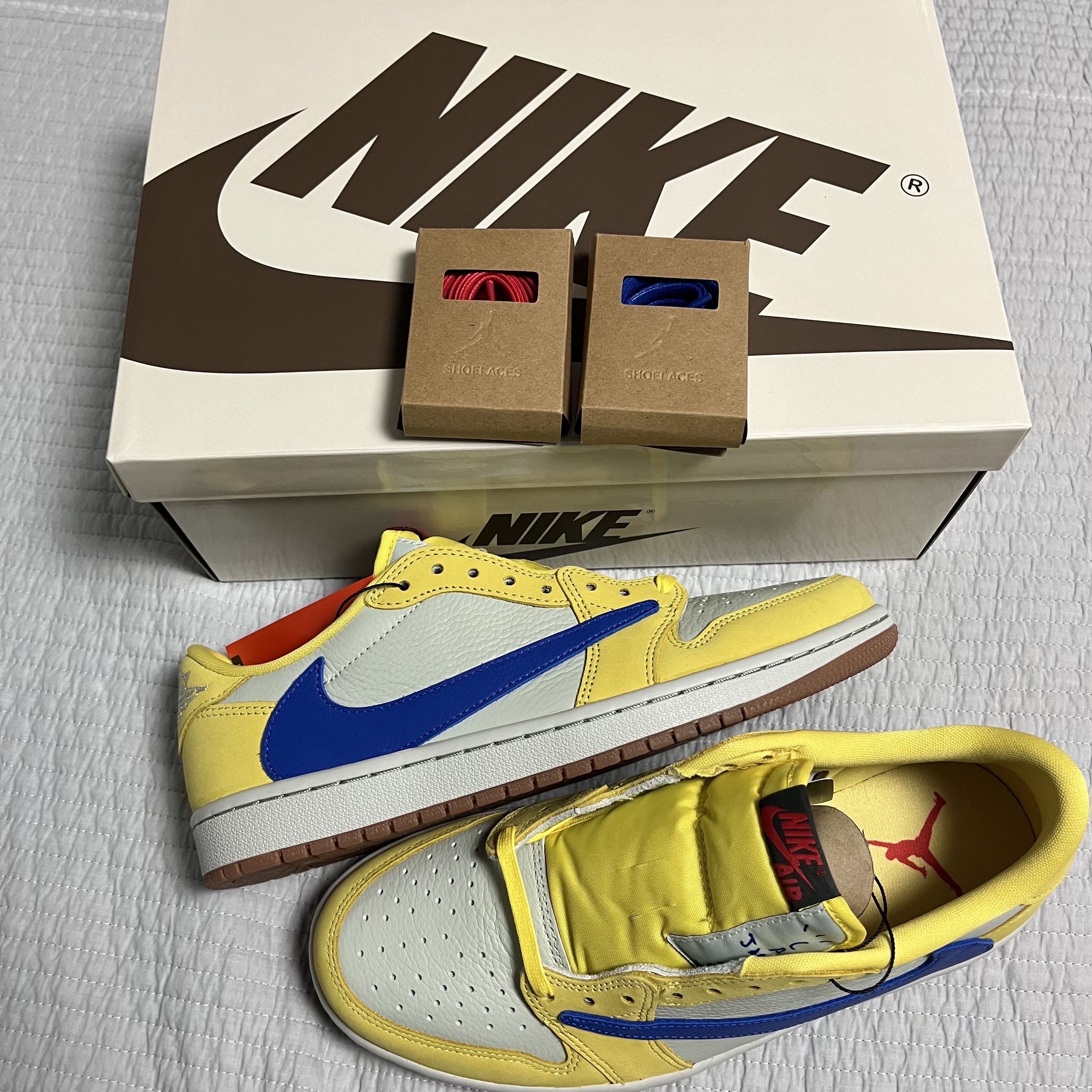 (W) Jordan 1 x Travis Scott Retro Low OG SP Canary 착용 스타일 - 1