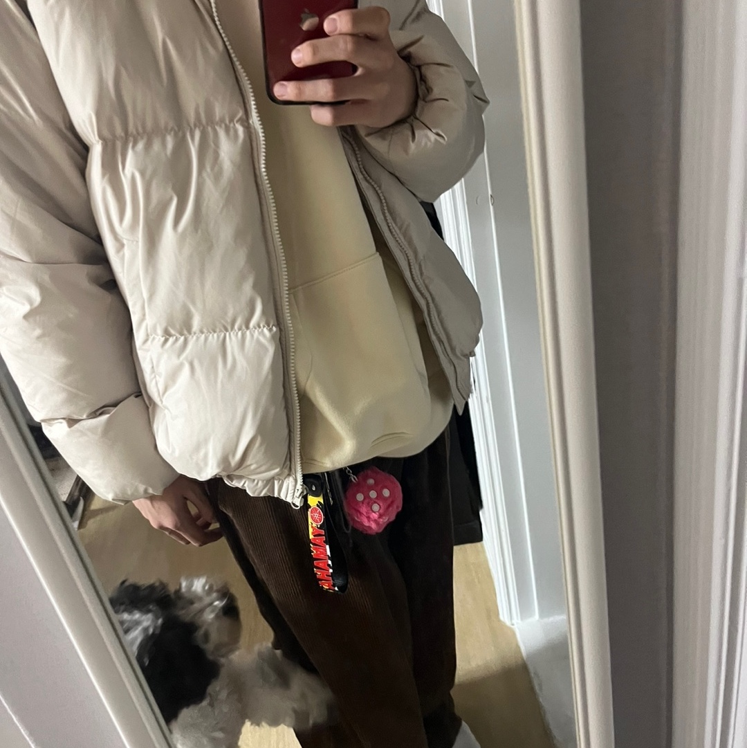 Stussy Fuzzy Dice Keychain Pink 착용 스타일