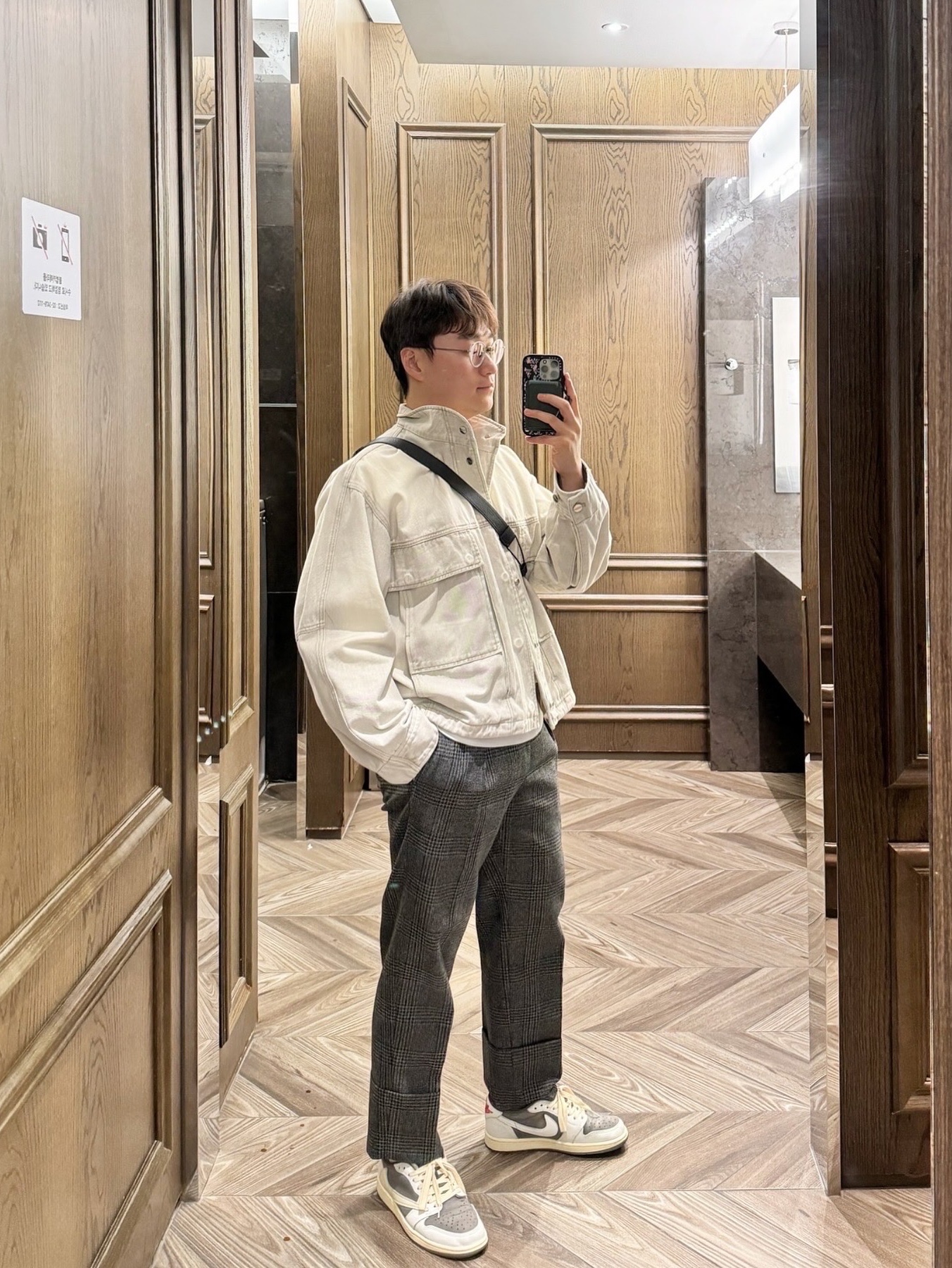 Wooyoungmi Flower Print Back Logo T-Shirt White - 23FW, Jordan 1 x Travis Scott Retro Low OG SP Sail and Ridgerock 착용 스타일 - 2