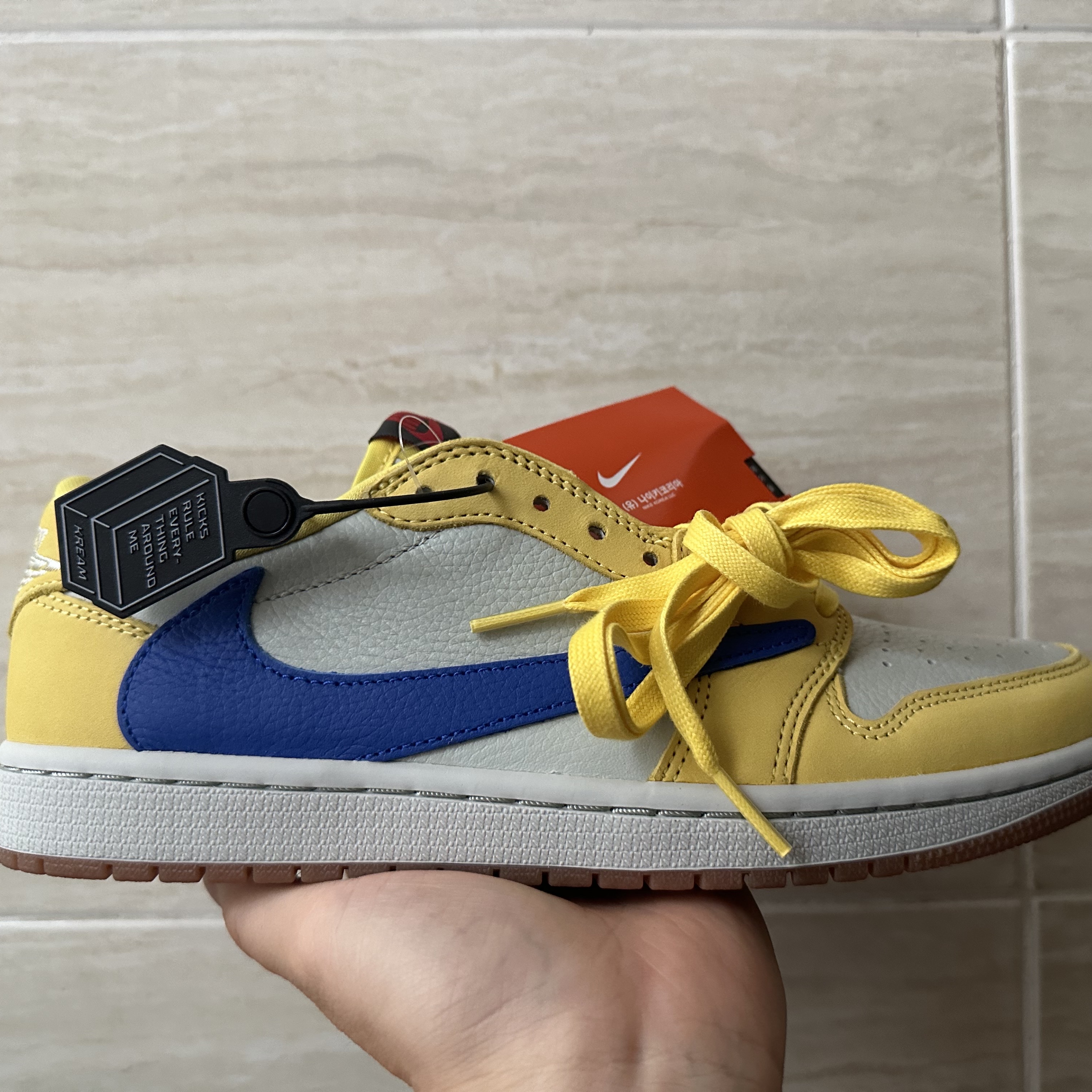 (W) Jordan 1 x Travis Scott Retro Low OG SP Canary, Nike x Peaceminusone LS T-Shirt Black (DR0098-010) 착용 스타일 - 3